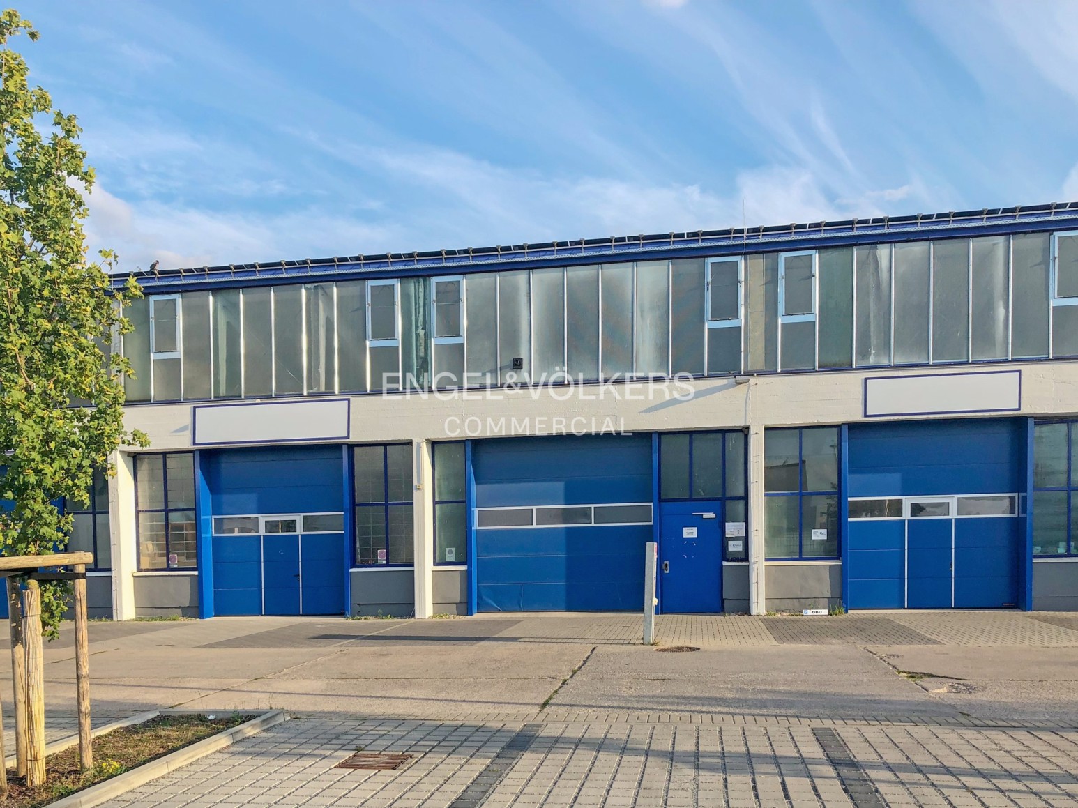 Effiziente Halle für Produktion und Logistik mit klimatisiertem Büro