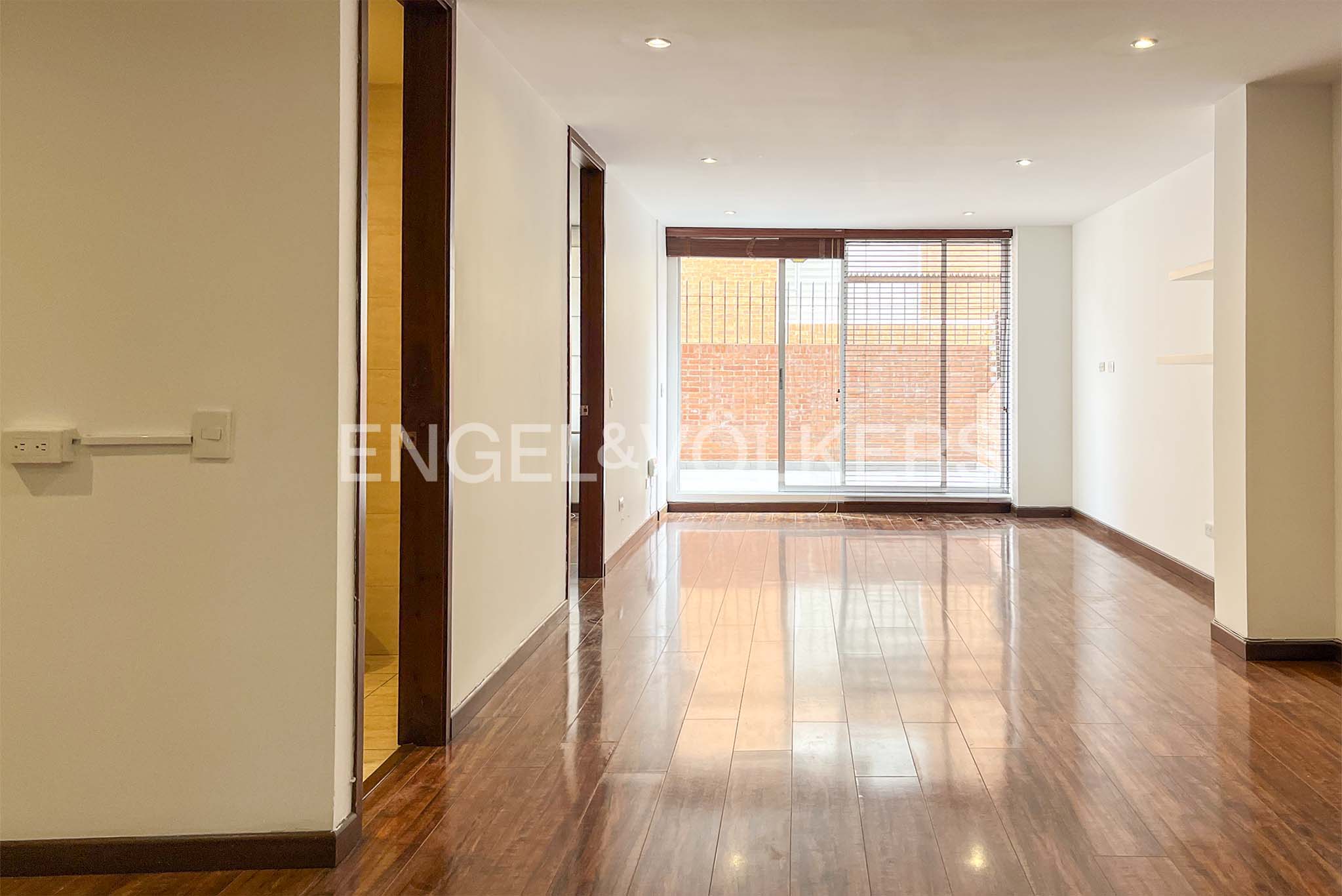 Apartamento iluminado con amplia terraza para arriendo en San Patricio