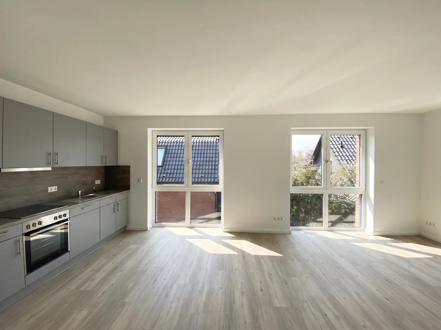 Neubau mit Stil: Moderne 2,5-Zimmer-Wohnung mit Balkon und Einbauküche - Foto 3