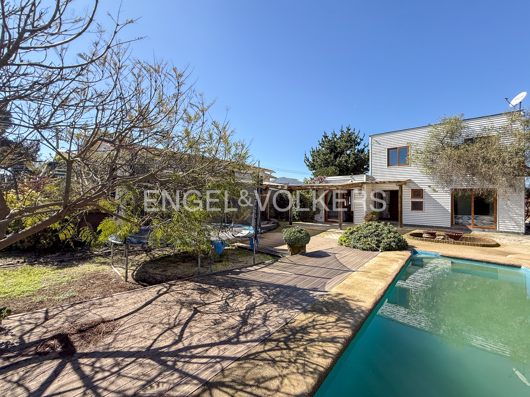 Casa con piscina y quincho cerca de la playa