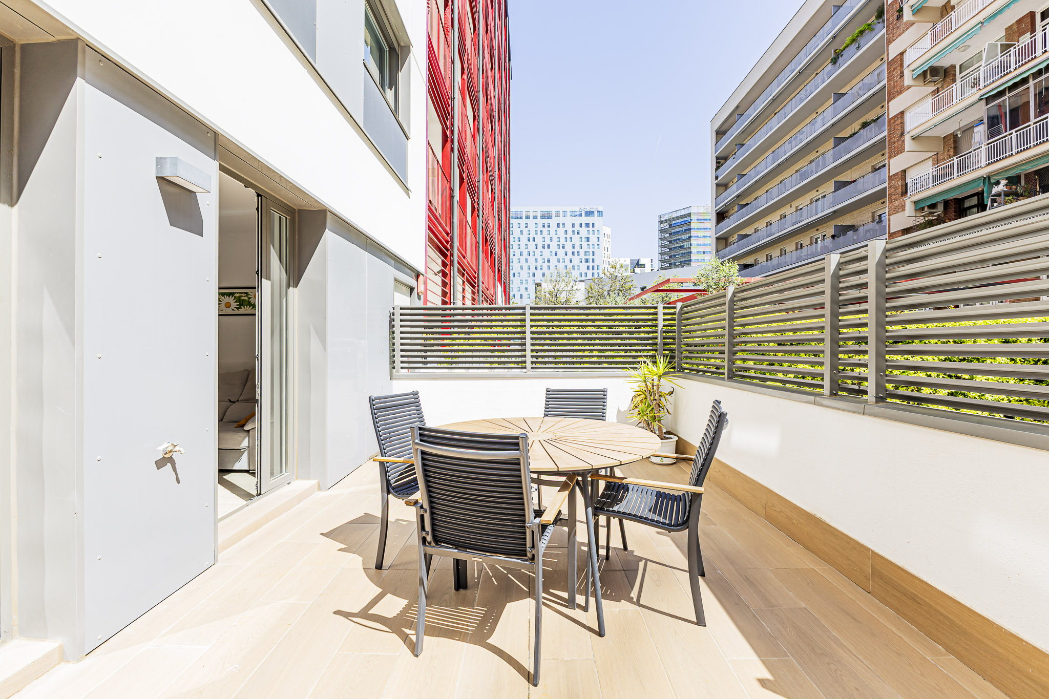 Exclusive 3-bedroom apartment in Poblenou: 20m terrace, pool and gym.