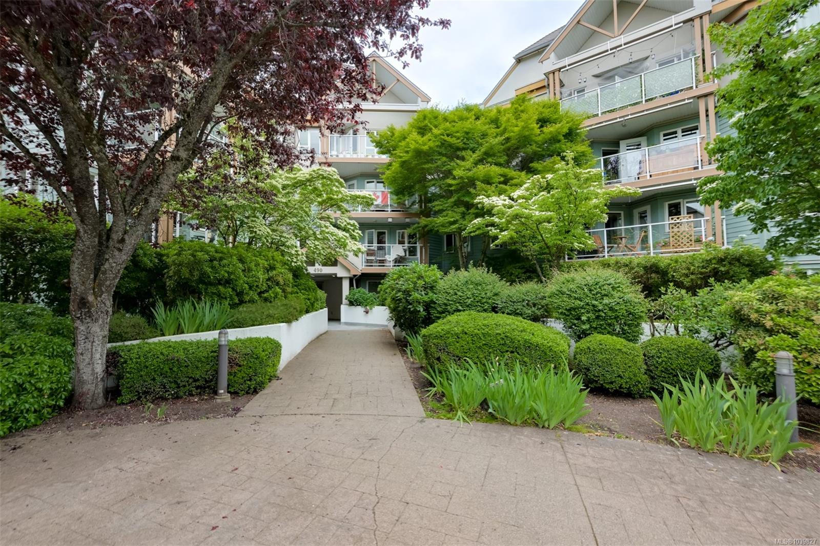 Large 1 Bedroom Condo! Pets Allowed!