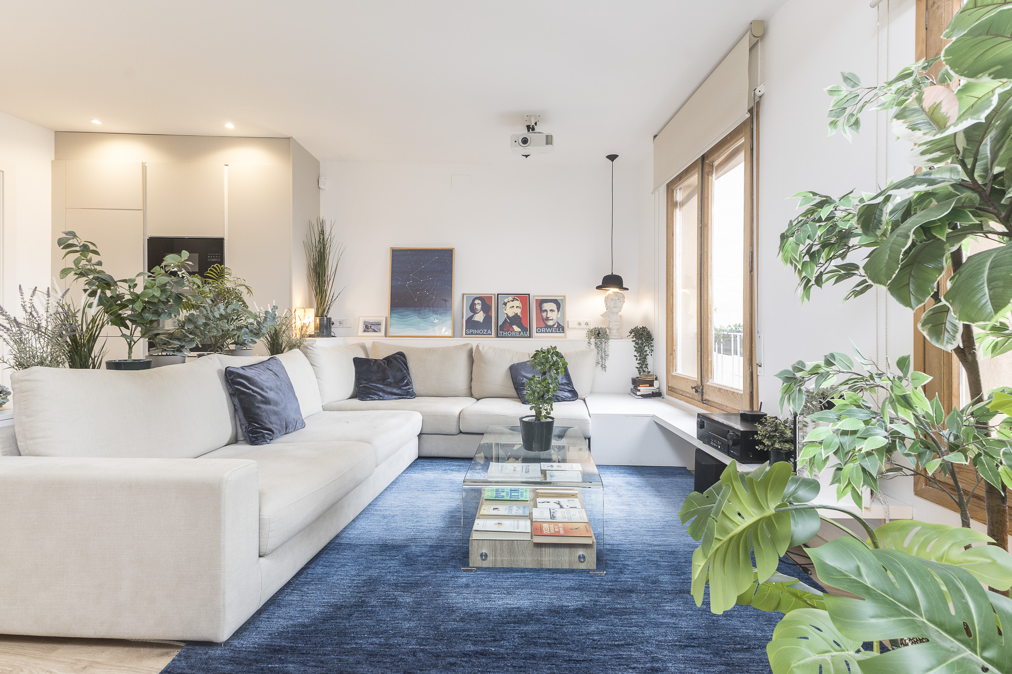 Elegància renovada a la zona alta de Barcelona: apartament amb xemeneia, vistes verdes i confort contemporani a Sant Gervasi.