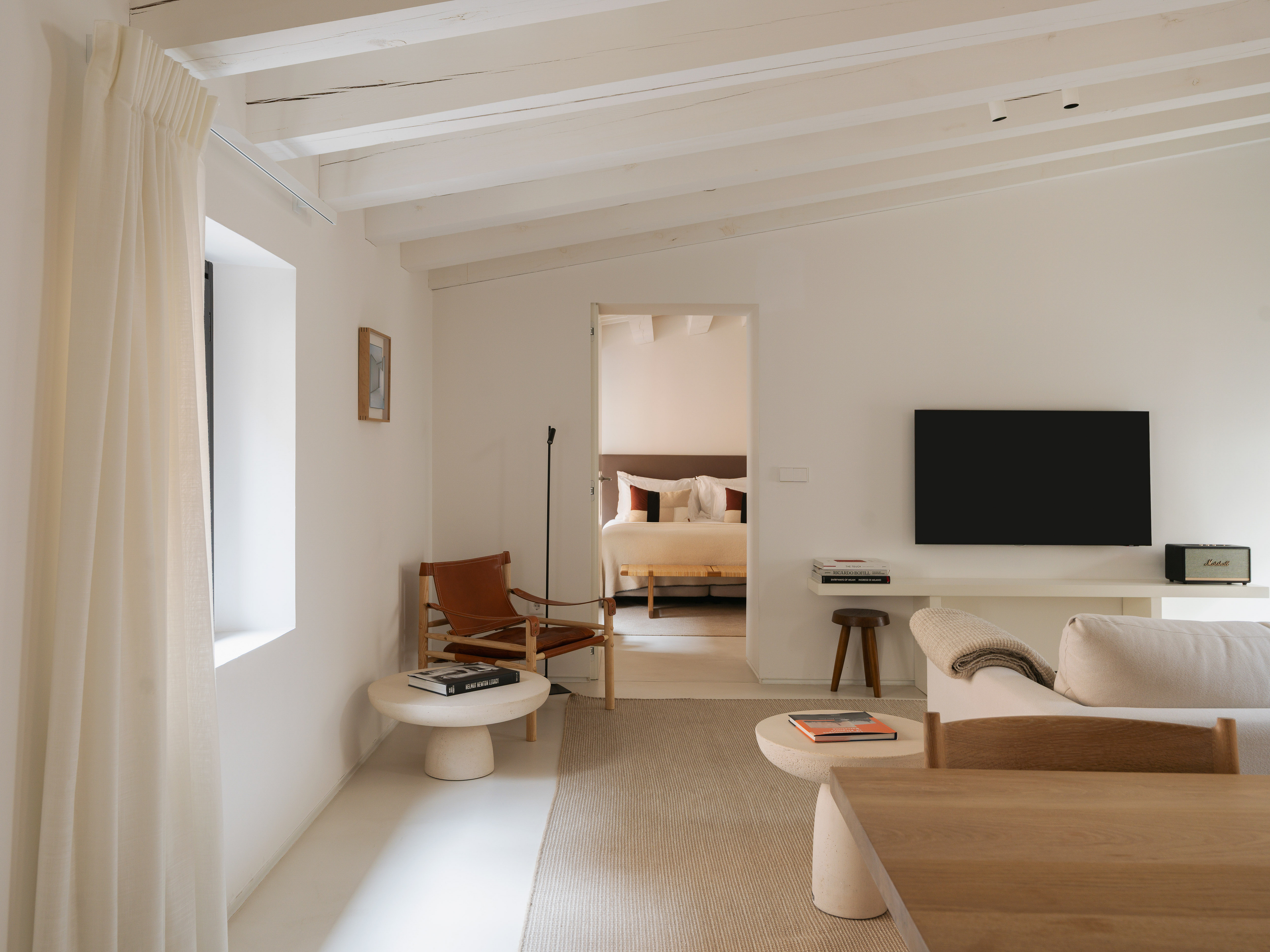 The penthouse with a creative studio soul. 2 suites and views