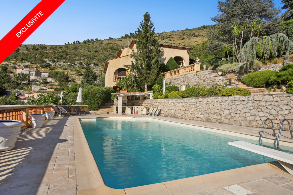Charming house in a gated estate with panoramic views