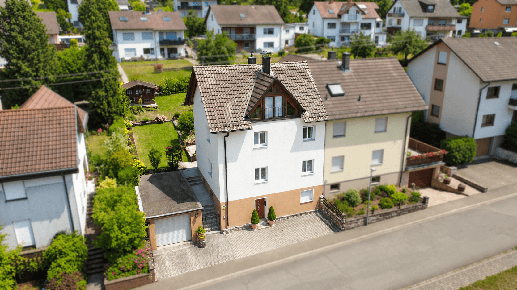 Gepflegtes Wohnhaus mit wunderschönem Garten in Reicholzheim