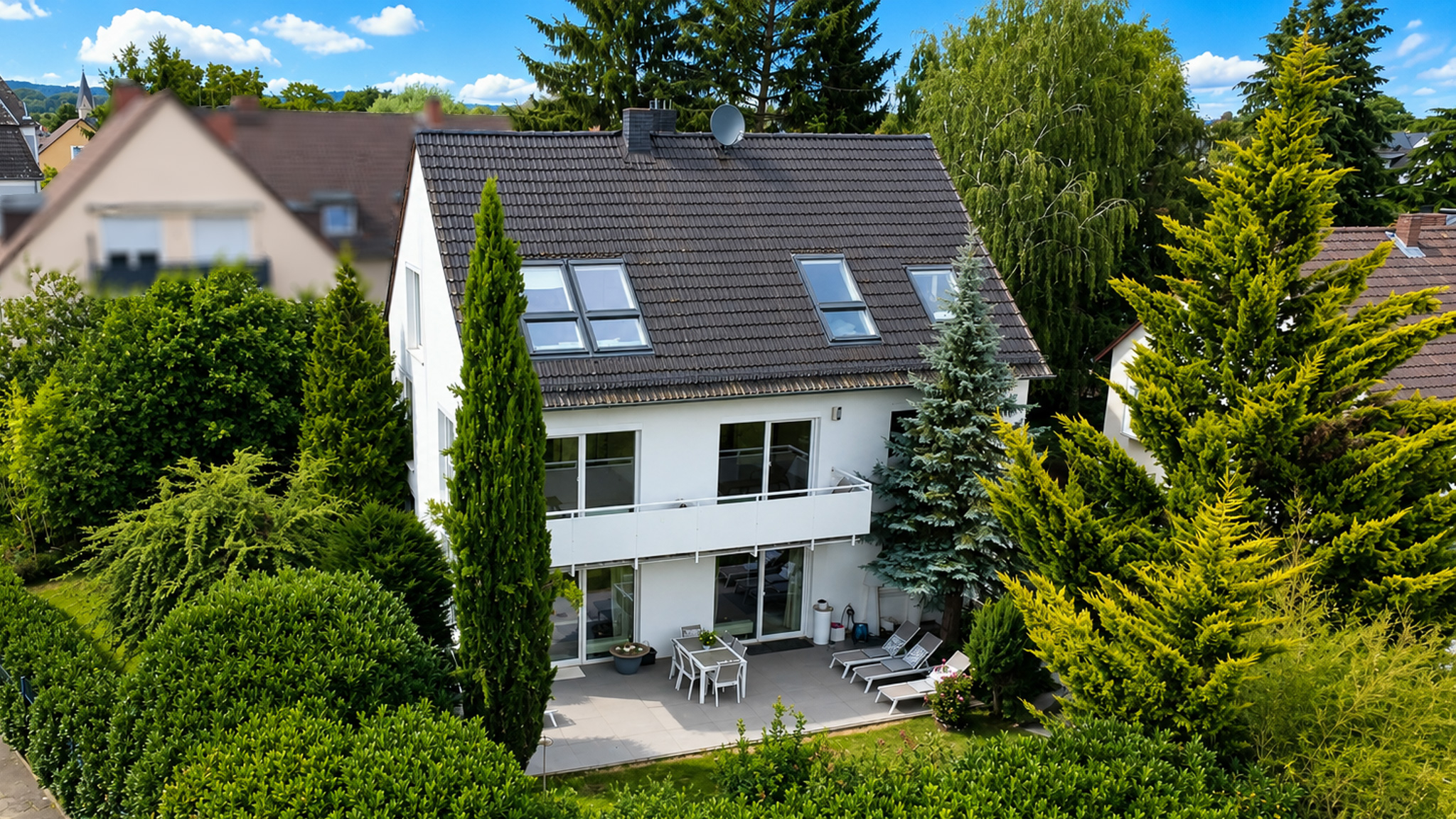 Vielseitiges Dreifamilienhaus mit Gartenidylle