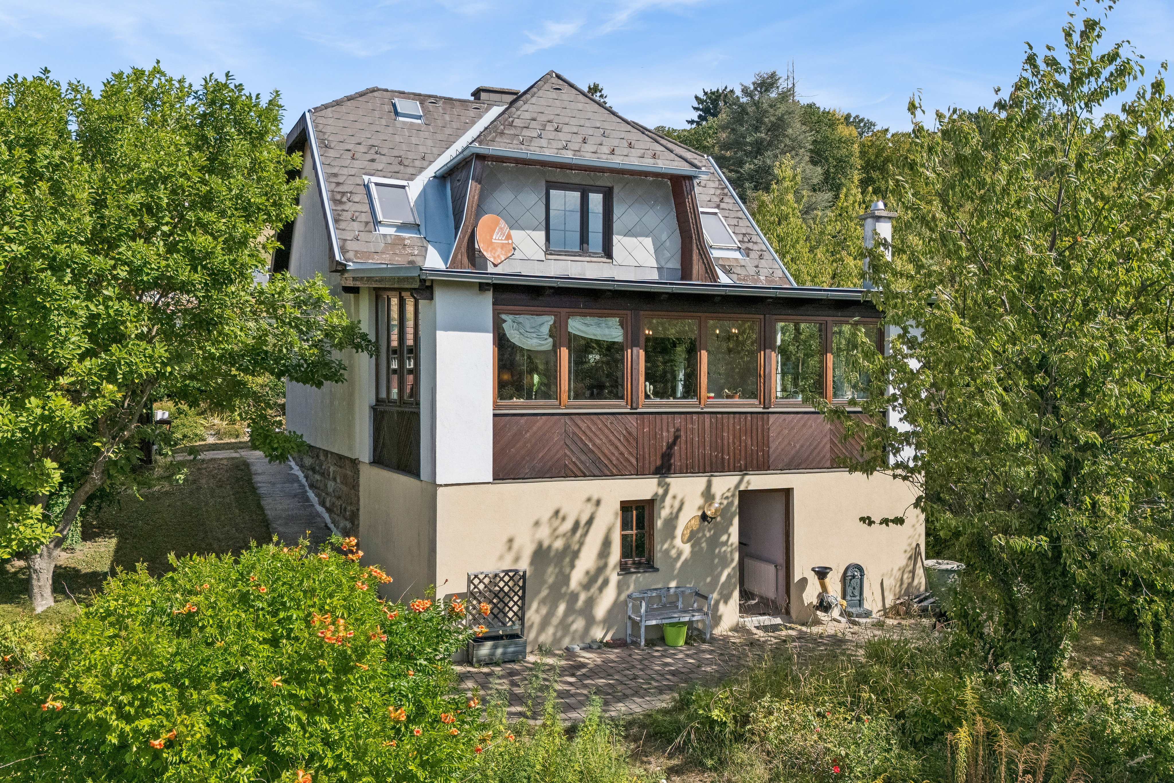 Charmantes Einfamilienhaus mit beeindruckendem Ausblick ins Grüne und Garten mit Altbestand