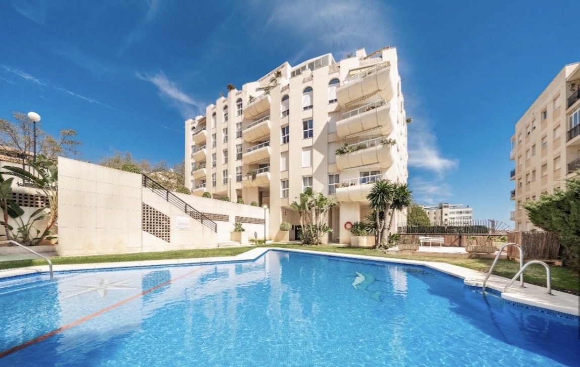 Apartament z 3 sypialniami przy plaży z zachwycającym widokiem na morze w Marbelli