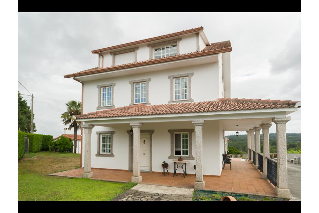 E&V sells a beautiful villa in A Estrada, ready to move in, with a 5300m2 plot