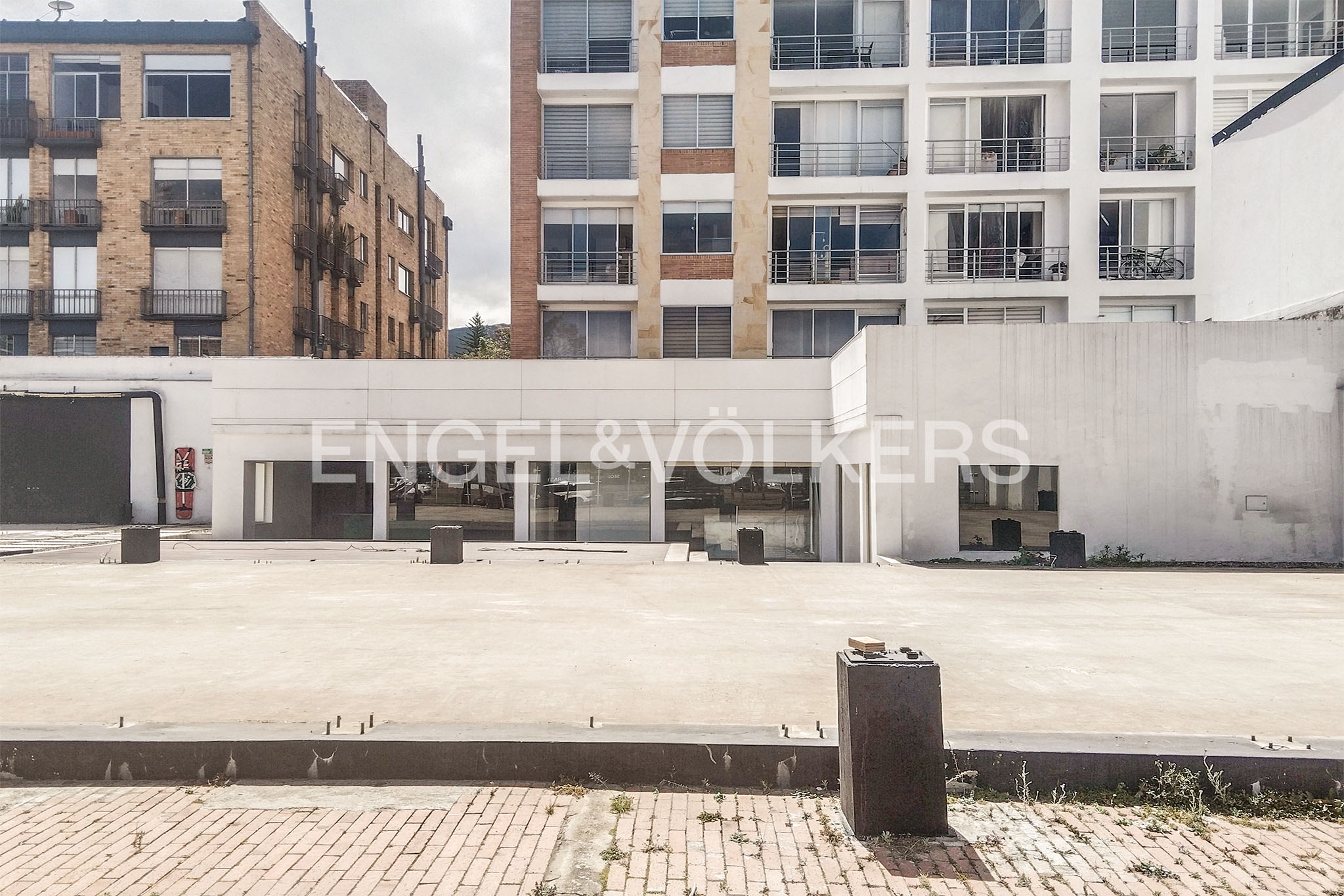 Arriendo Amplio Inmueble de 1.800 m² sobre la Cra. 19 en Santa Bárbara