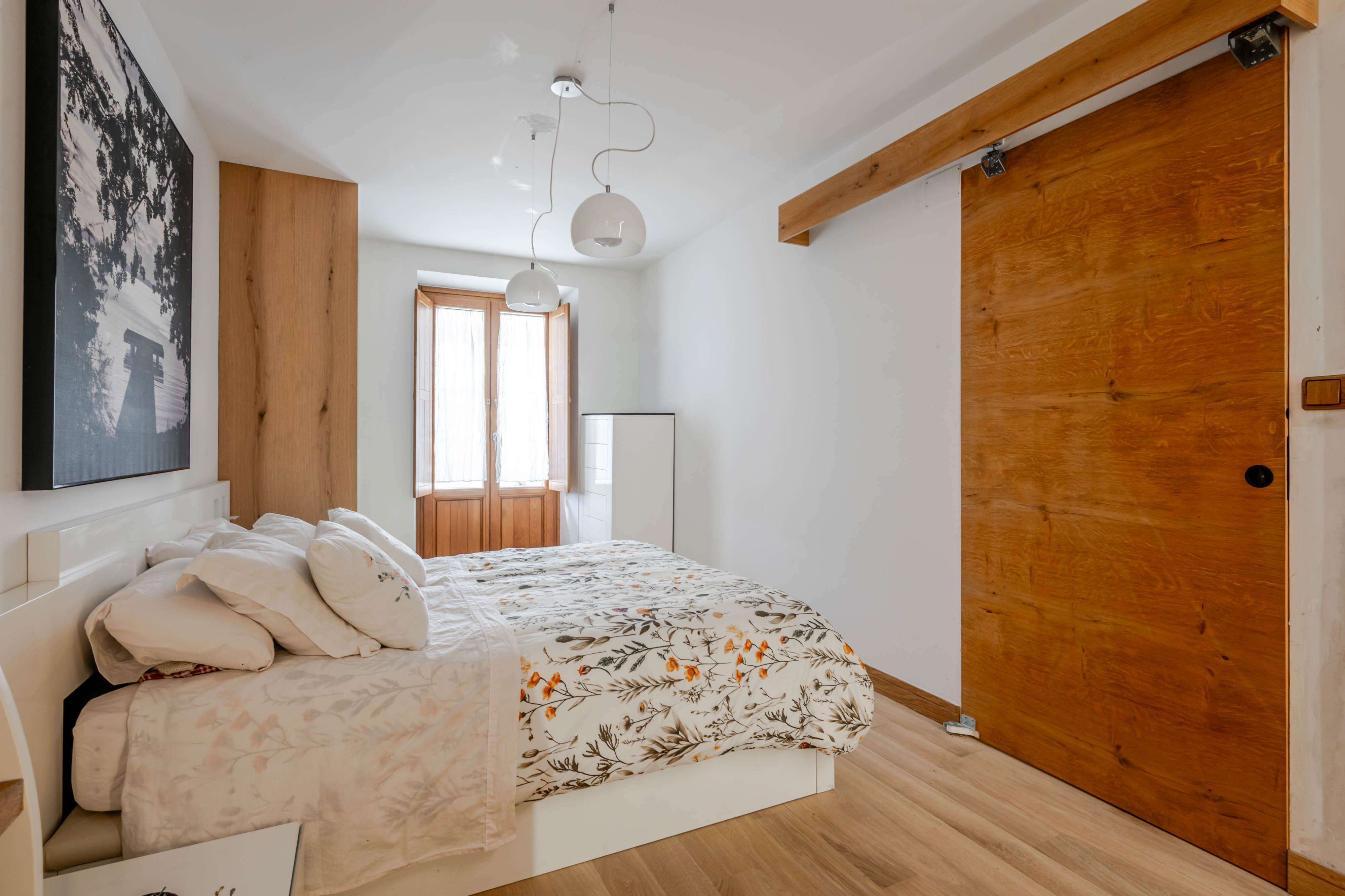 Elegance and warmth in a 106 m² apartment with a comprehensive renovation.