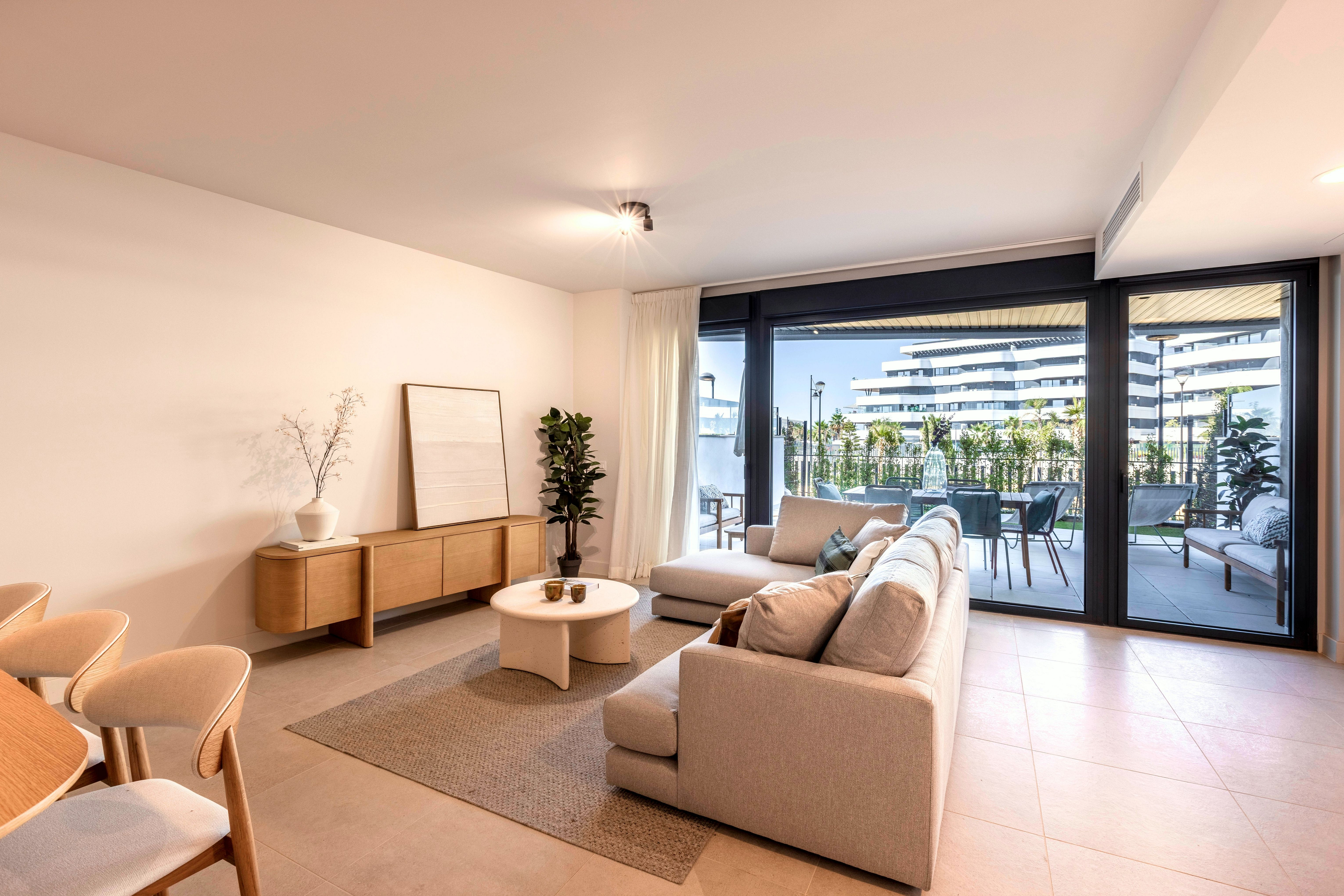 Moderne Erdgeschosswohnung mit großer Terrasse direkt am Strand