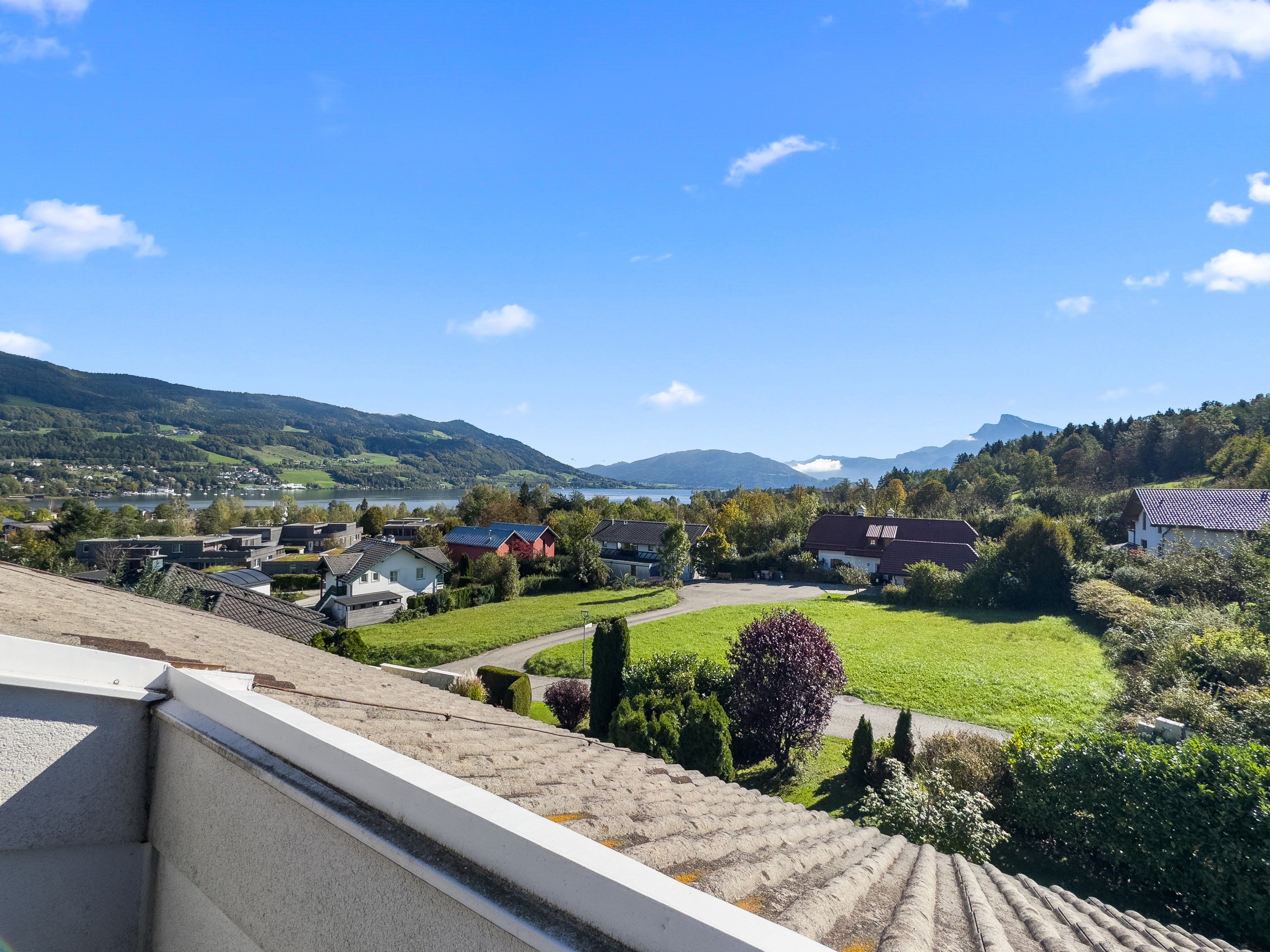 Top floor apartment with potential: vacation home with a view of Mondsee