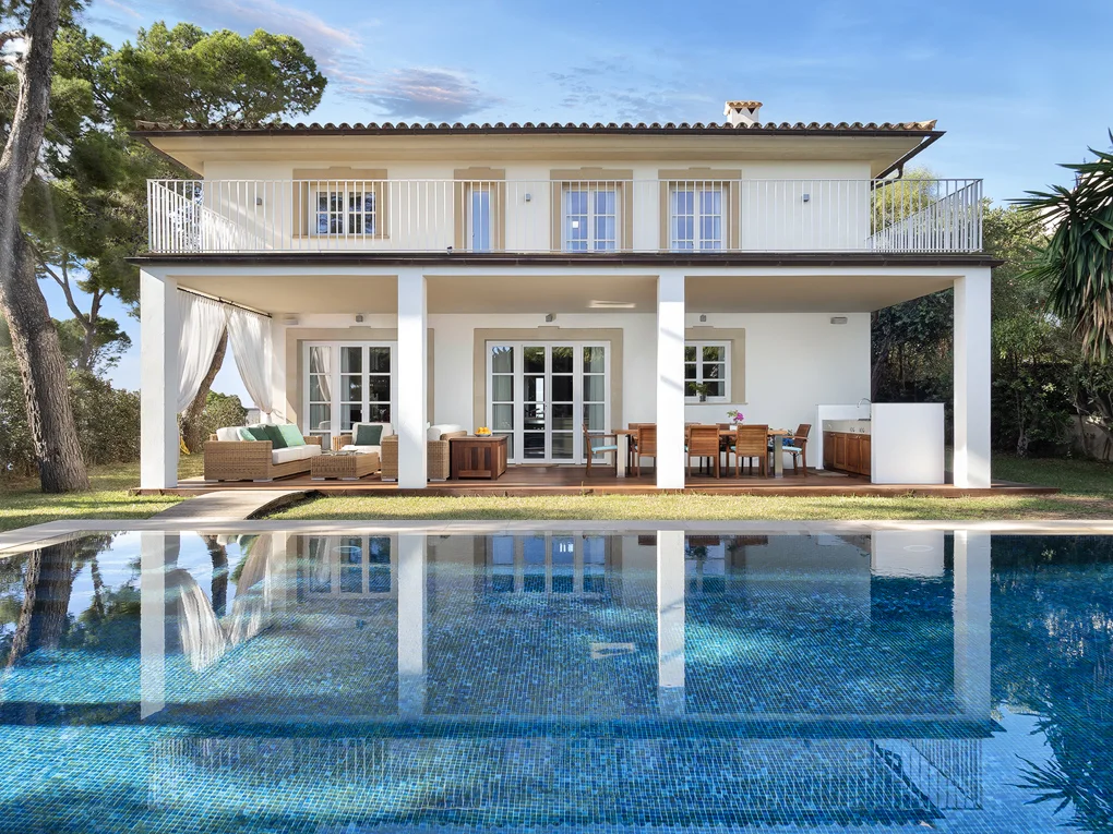 Sea view villa in exclusive residential area