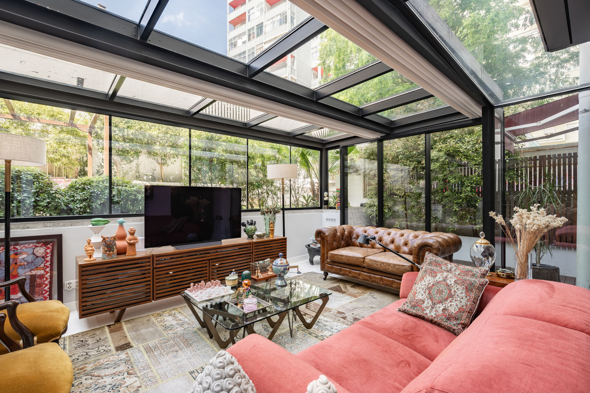 Luxurious 3-bed with yard in Alvalade