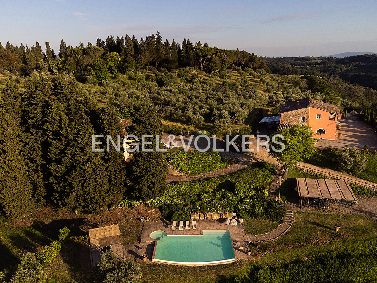 Villa Storica con Fienile e due Piscine