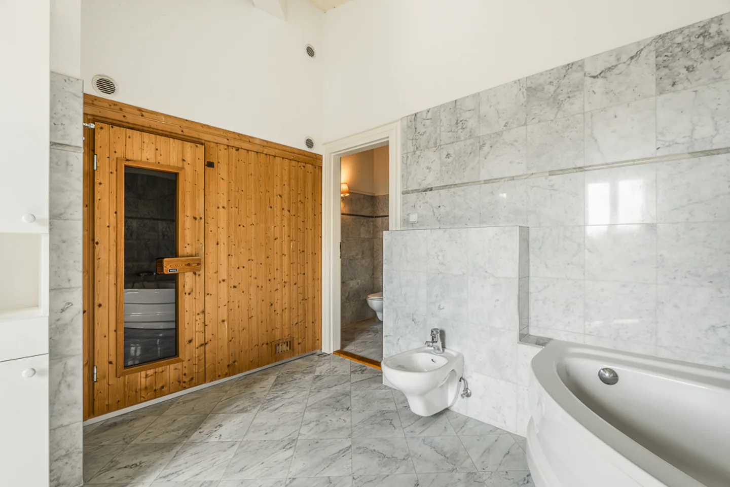 Juwel am See: Stilvolles Villen-Dachgeschoss mit privater Sauna und Panoramablick - Foto 5