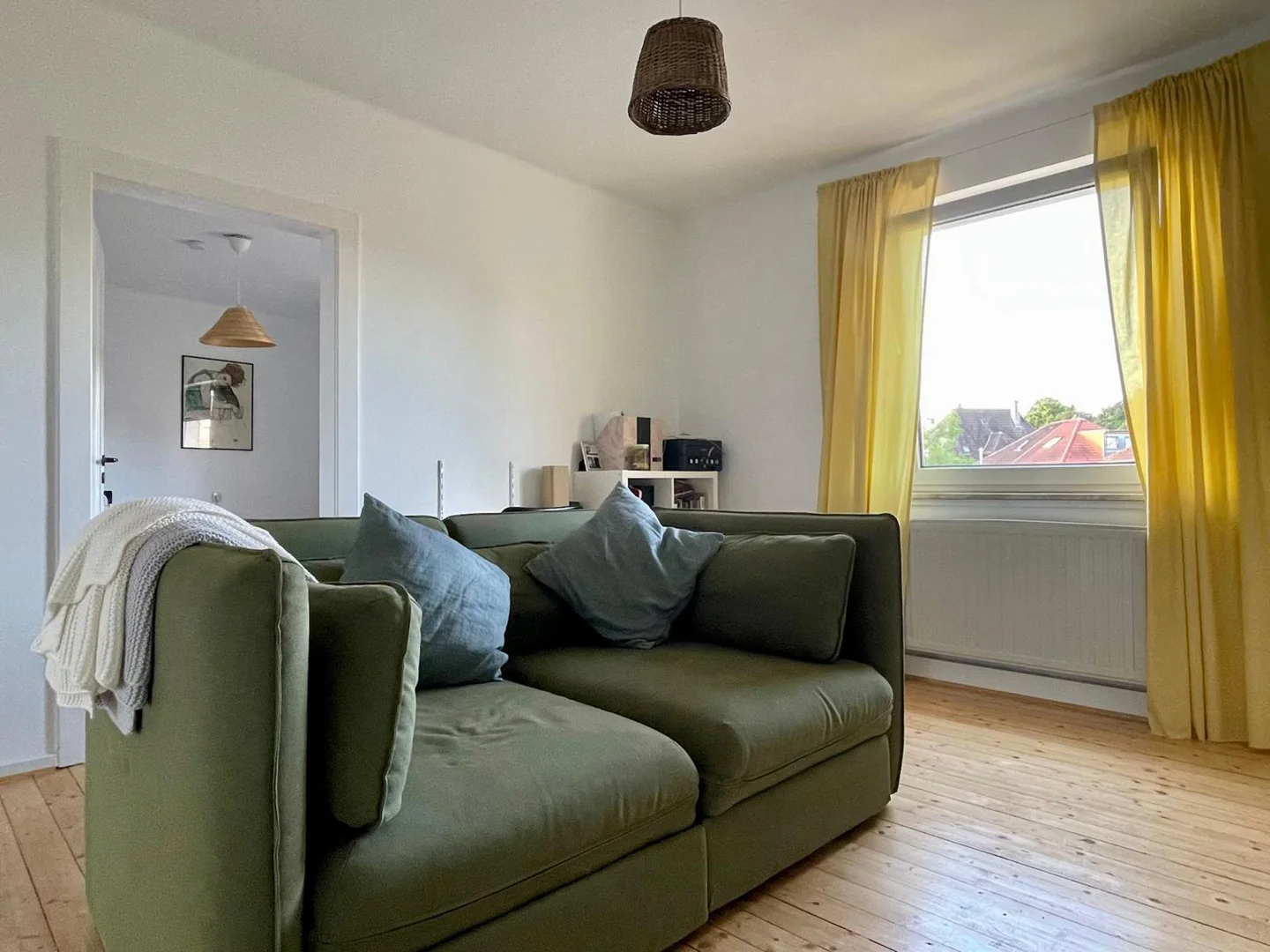 Lichtdurchflutete Altbau-Oase mit Dielenboden und geräumiger Wohnküche - Photo 2