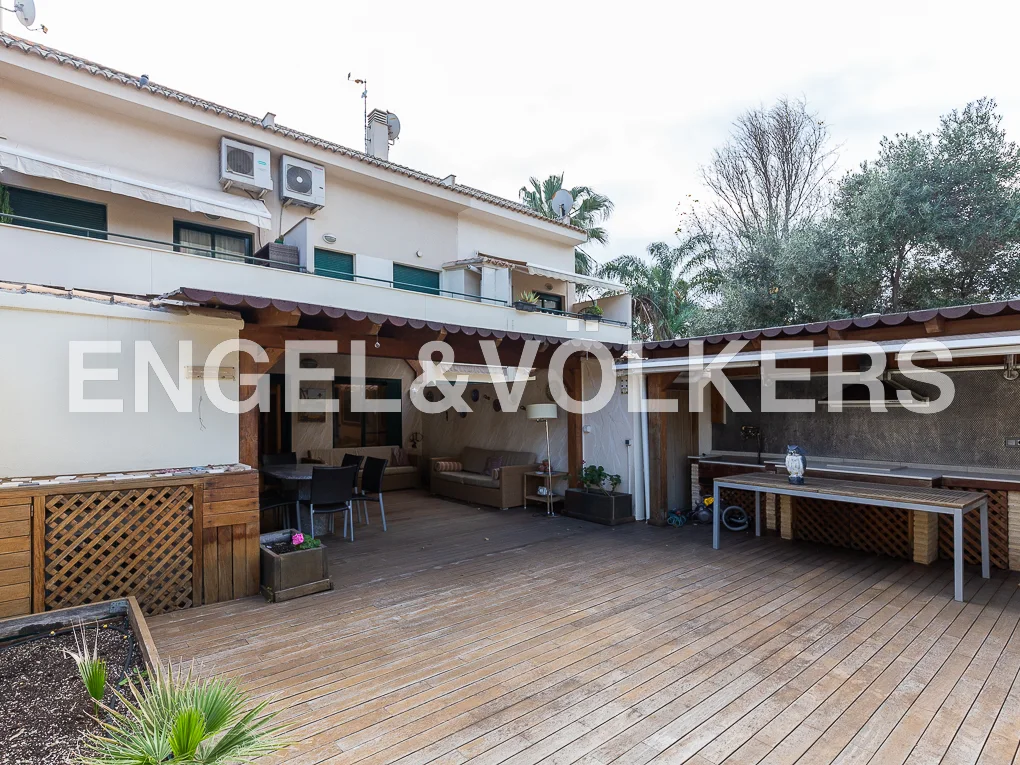 326 m2 of spectacular House with 90 m2 of private terrace on Malvarrosa Beach in Valencia City
