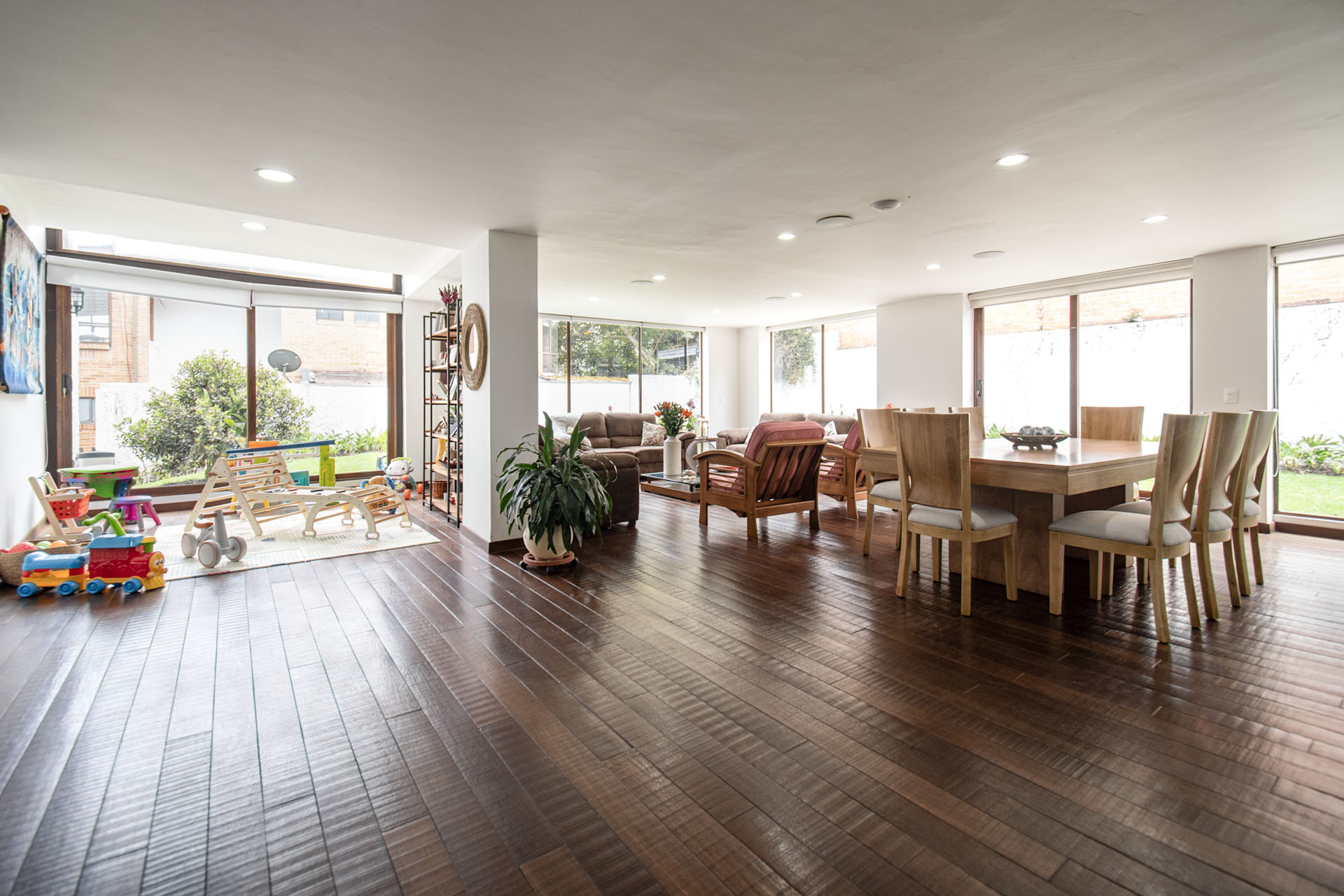 Acogedora casa con balcones, jardín y terrazas en Bosque de Pinos