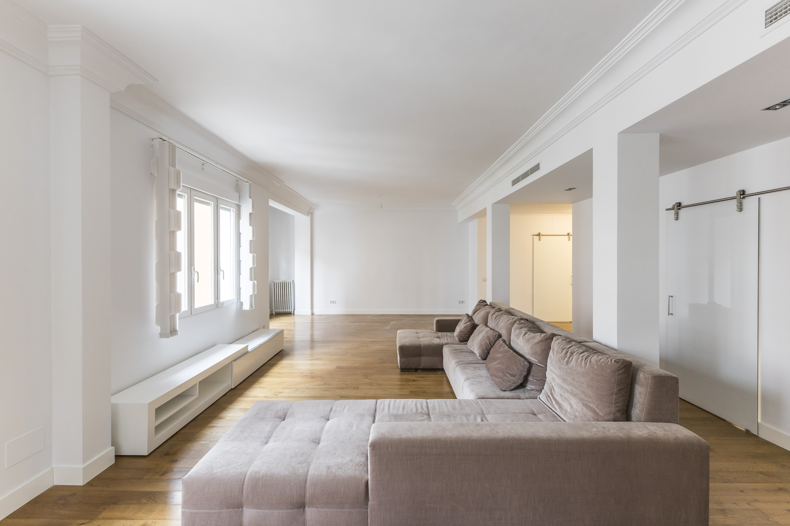 Exclusive remodeled apartment beside El Retiro Park: a home with spacious rooms, luxurious finishes, and abundant natural light