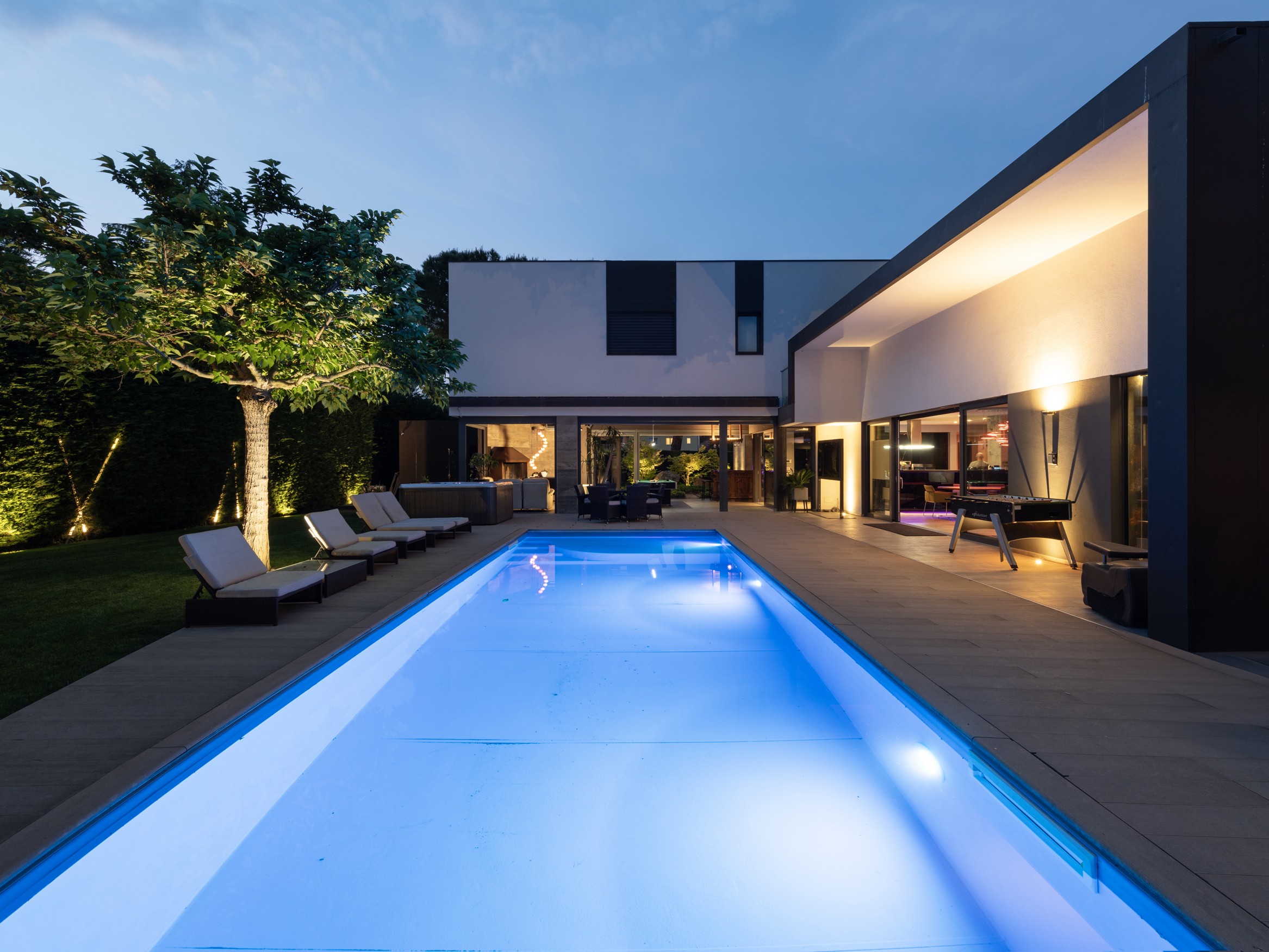 Eleganter moderner Wohntraum: Villa mit privatem Padelplatz und Pool