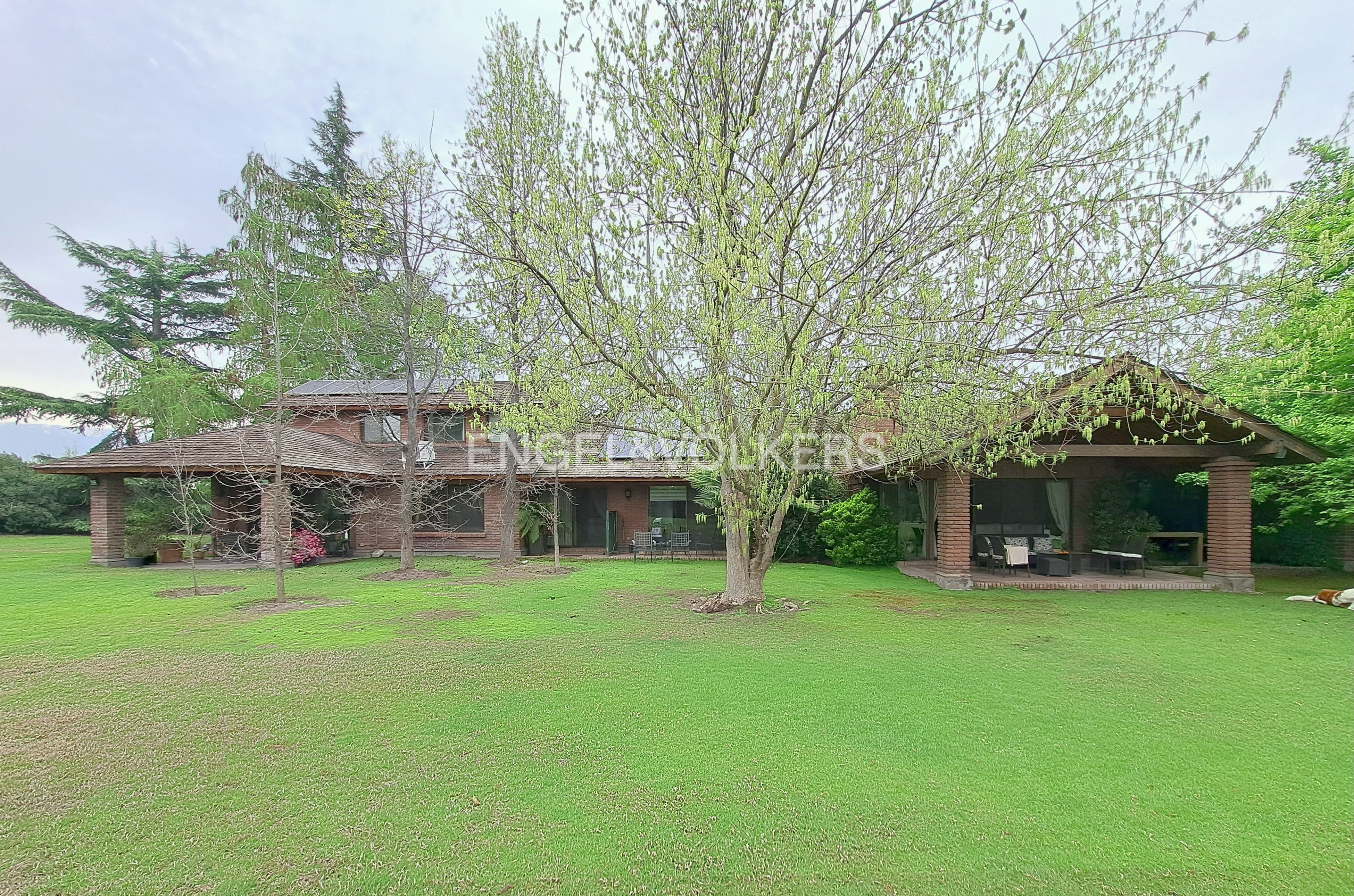 Gran casa, 6 dormitorios, amplios espacios y lindo jardín.