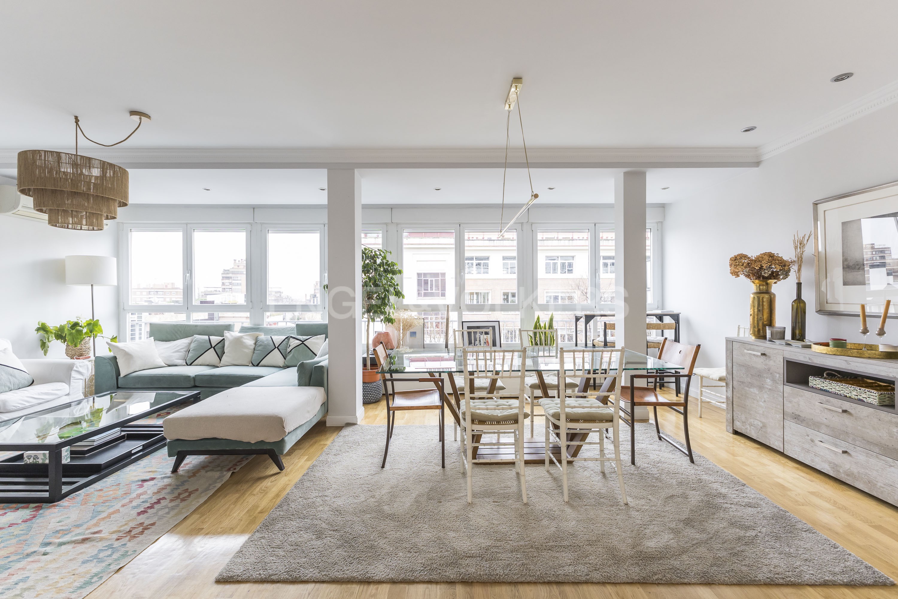 Wonderful, very bright apartment with parking space included - Unfurnished