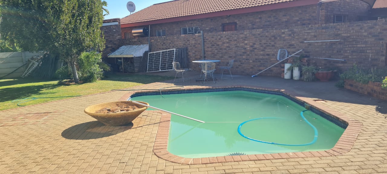 Spacious 4-Bedroom Family Home with Garden & Swimming Pool