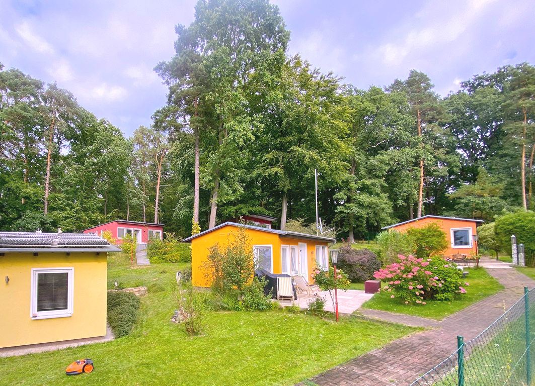 Attraktives Ferienensemble auf großzügigem Naturgrundstück mit fünf modernisierten Bungalows