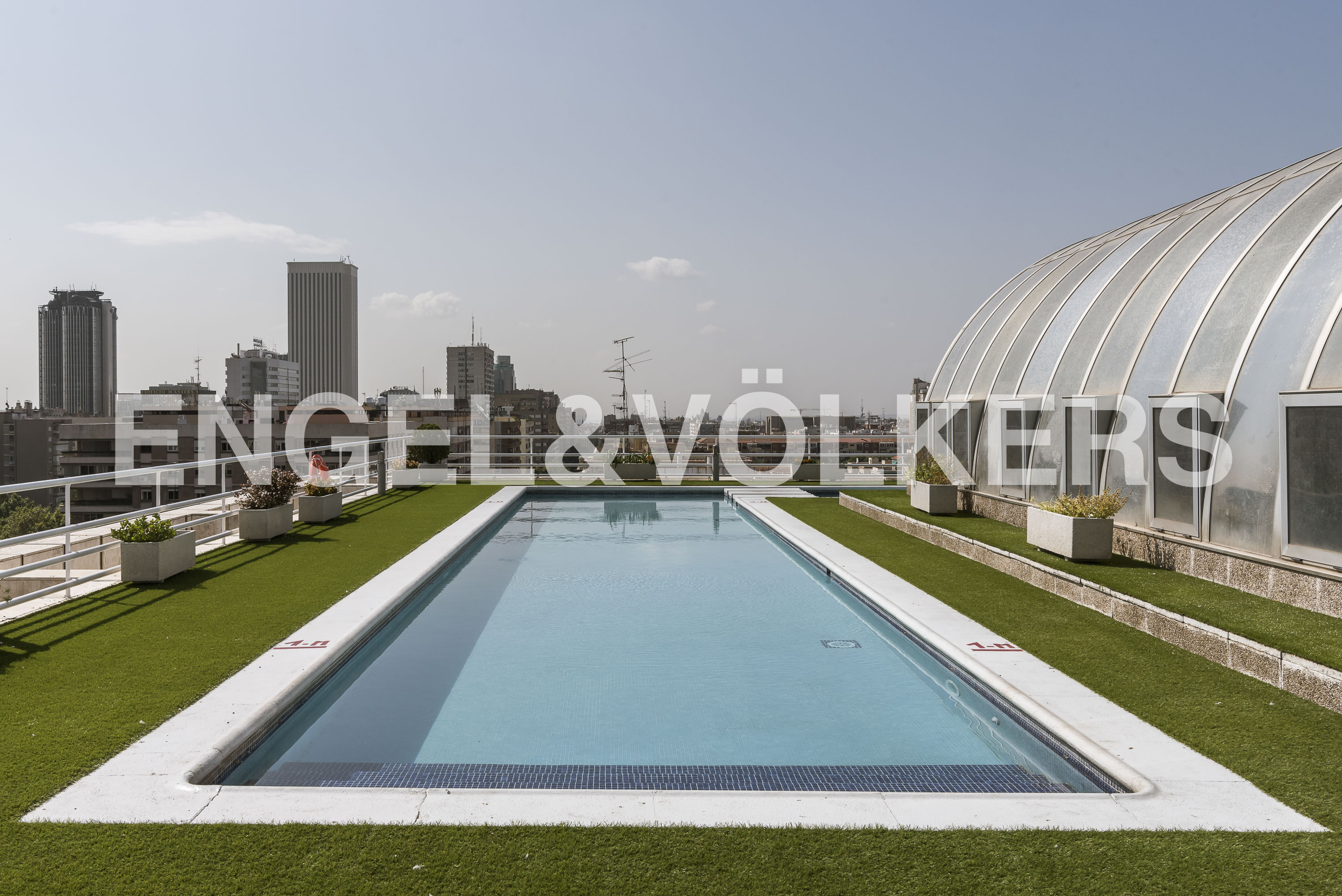 Apartamento de corta estancia  amueblado en Eurobuilding 2, con piscina