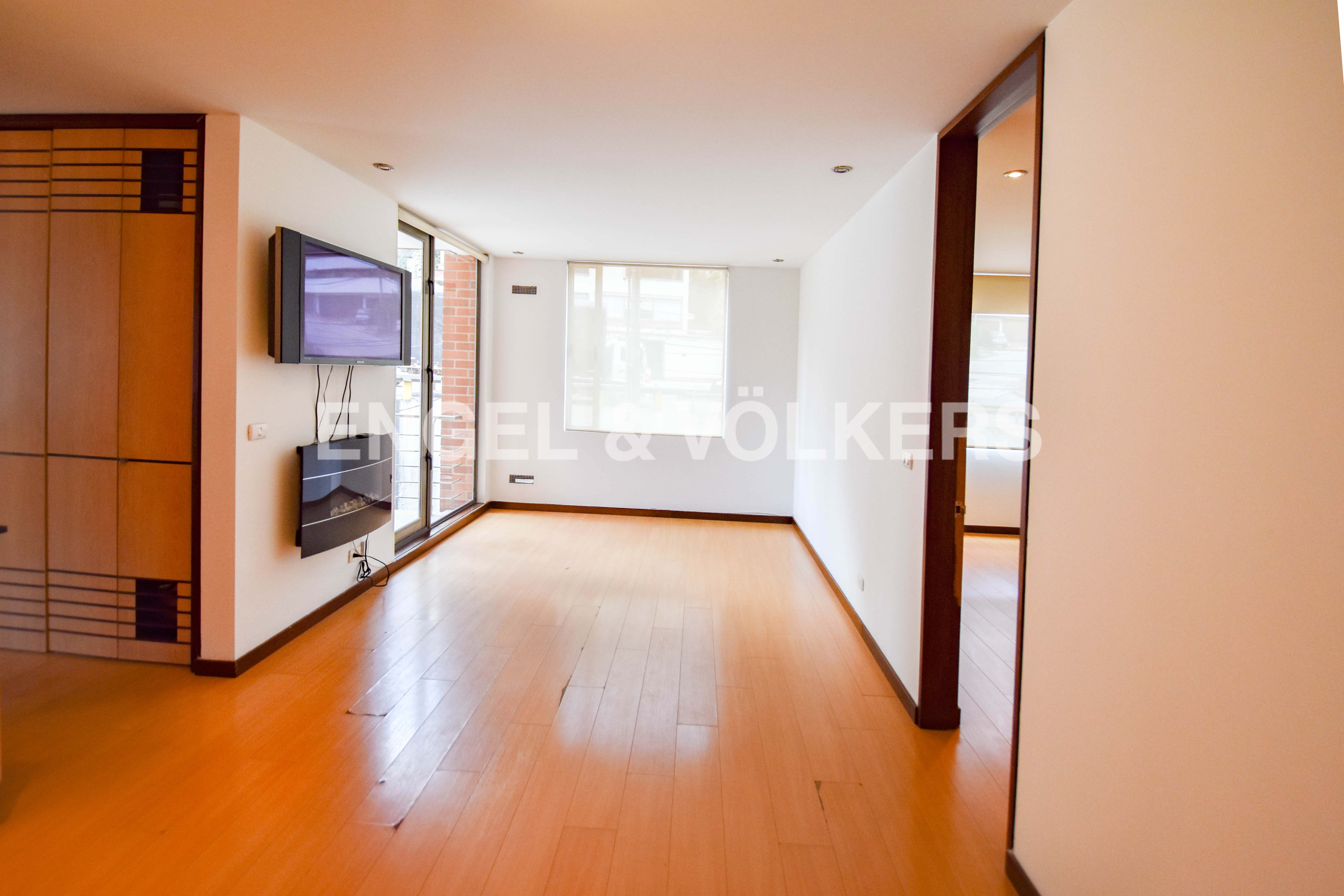 Iluminado apartamento con balcón para arriendo en Rosales