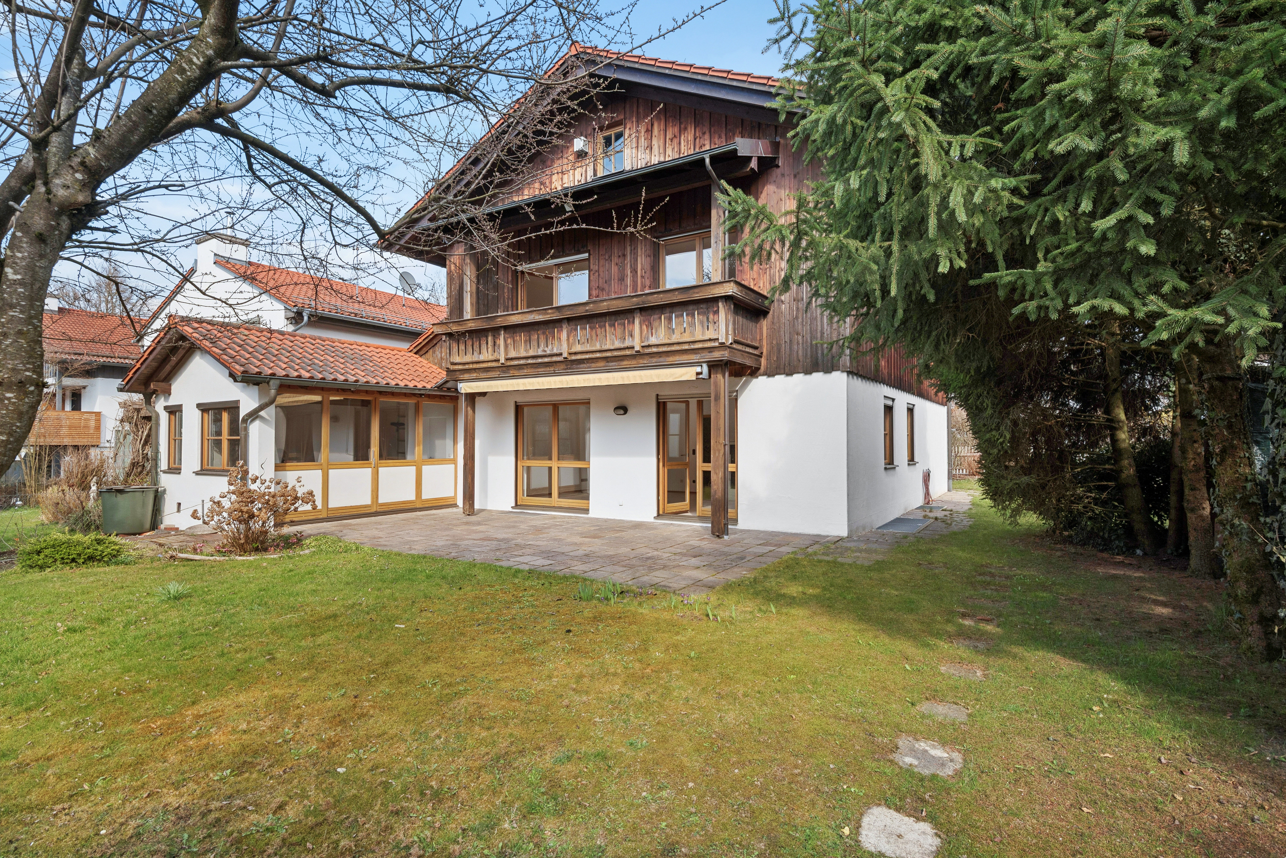 Geräumiges, frei stehendes Einfamilien-Haus im 
Landhaus-Stil
