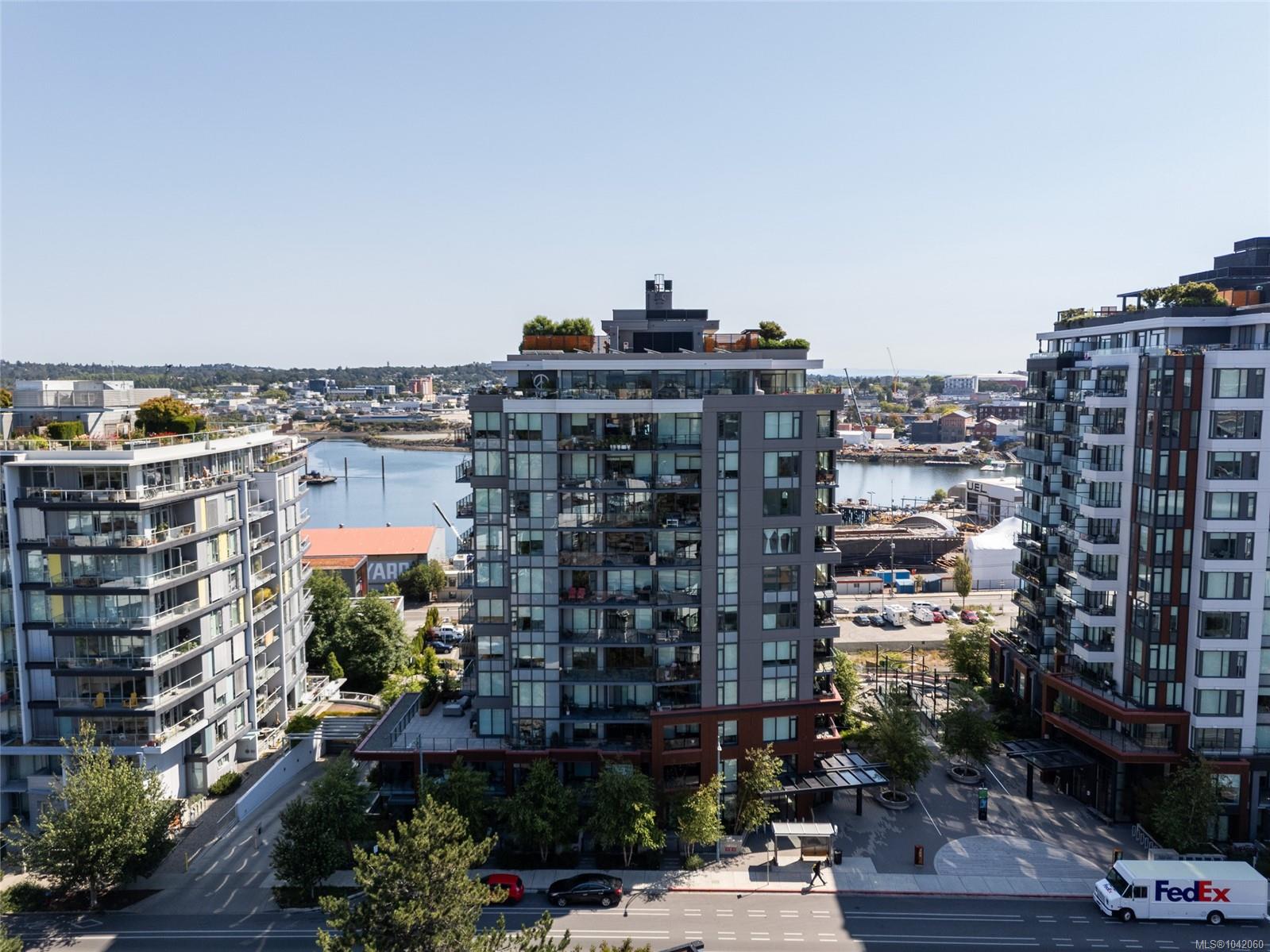 Southwest Corner 1 Bed + Den with Harbour & Mountain Views