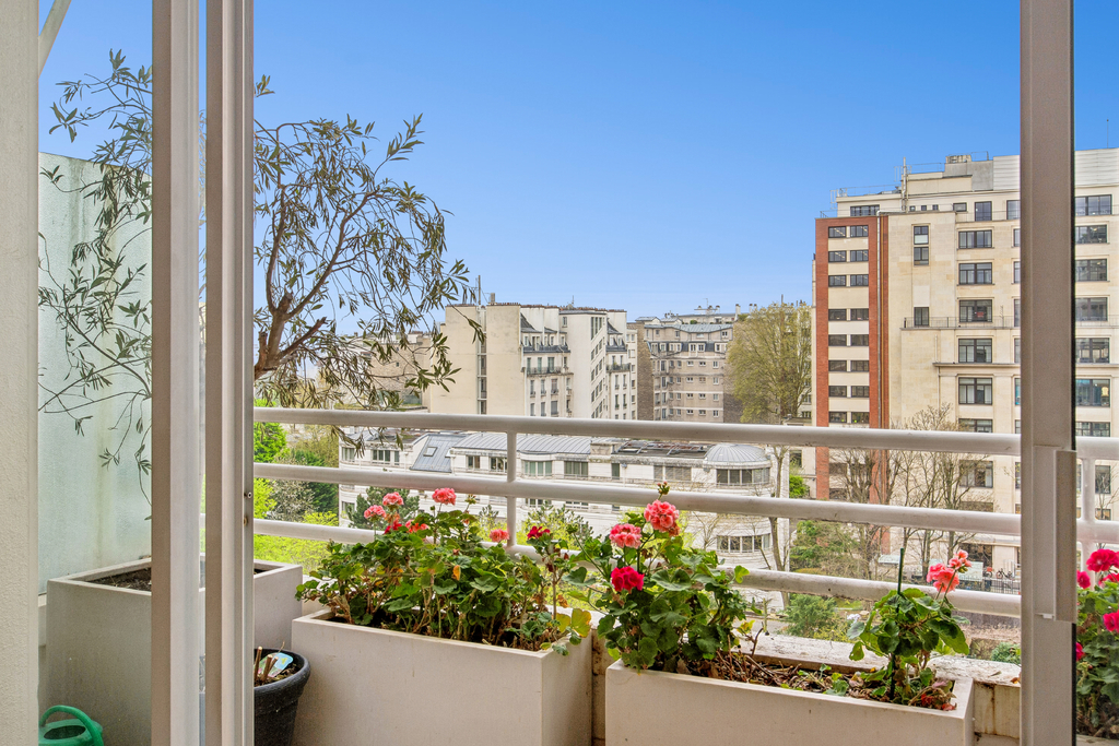 Spacious 1-bedroom apartment on the 7th floor with balcony – Jasmin, Paris 16th