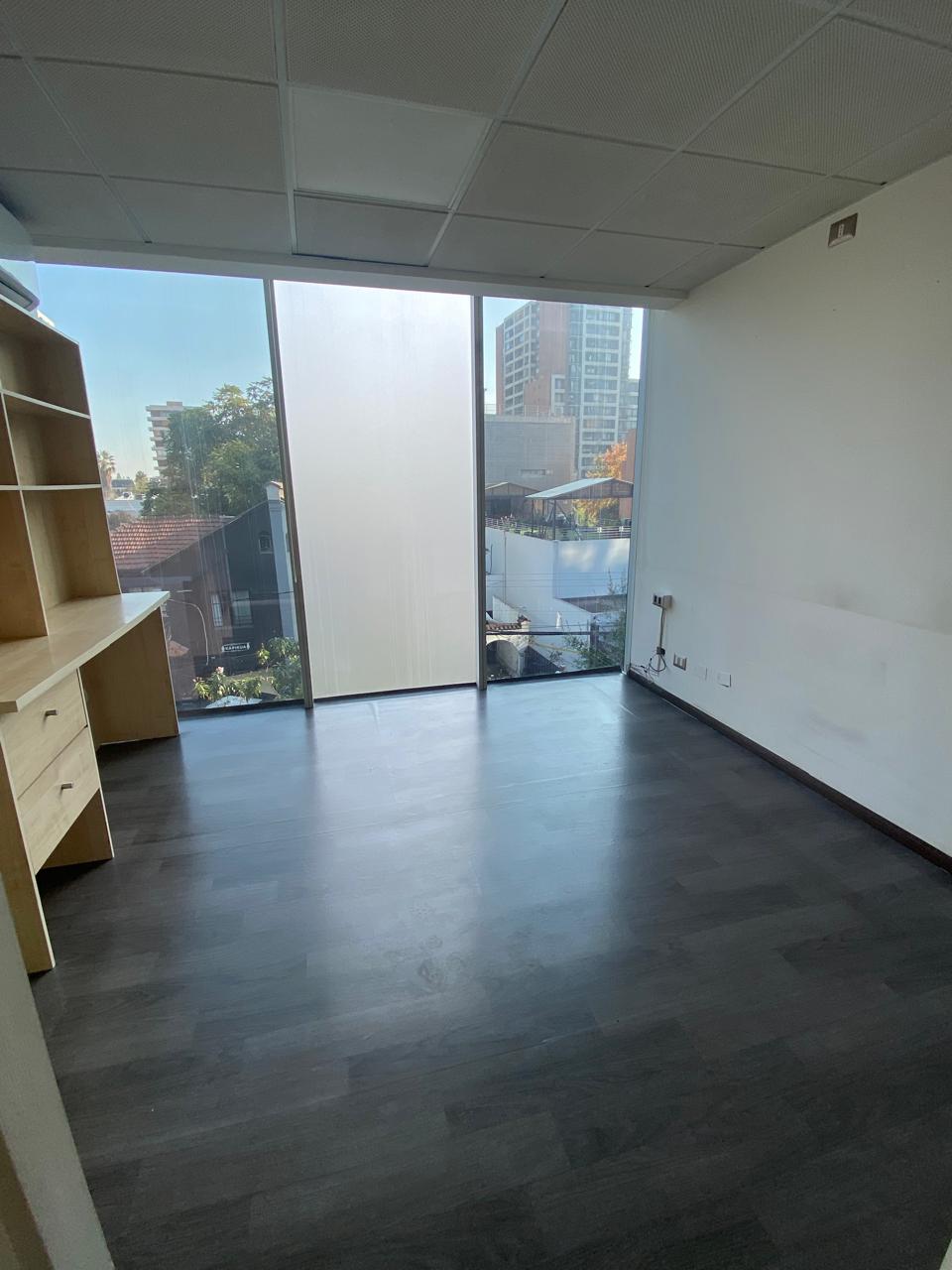 Oficina en arriendo 2 privados 1 baño/ Metro Manuel Montt