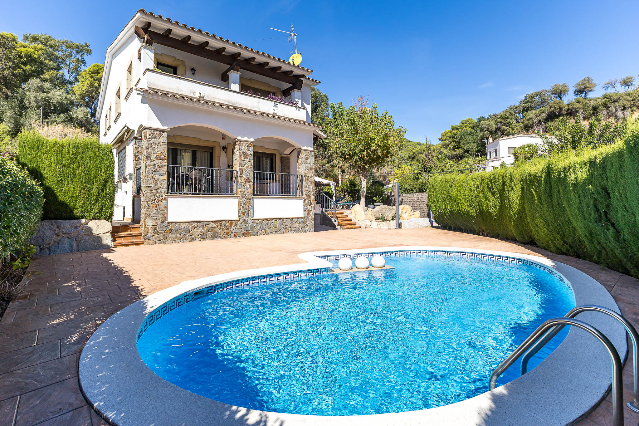Detached house with pool and garden in central Cabrera de Mar