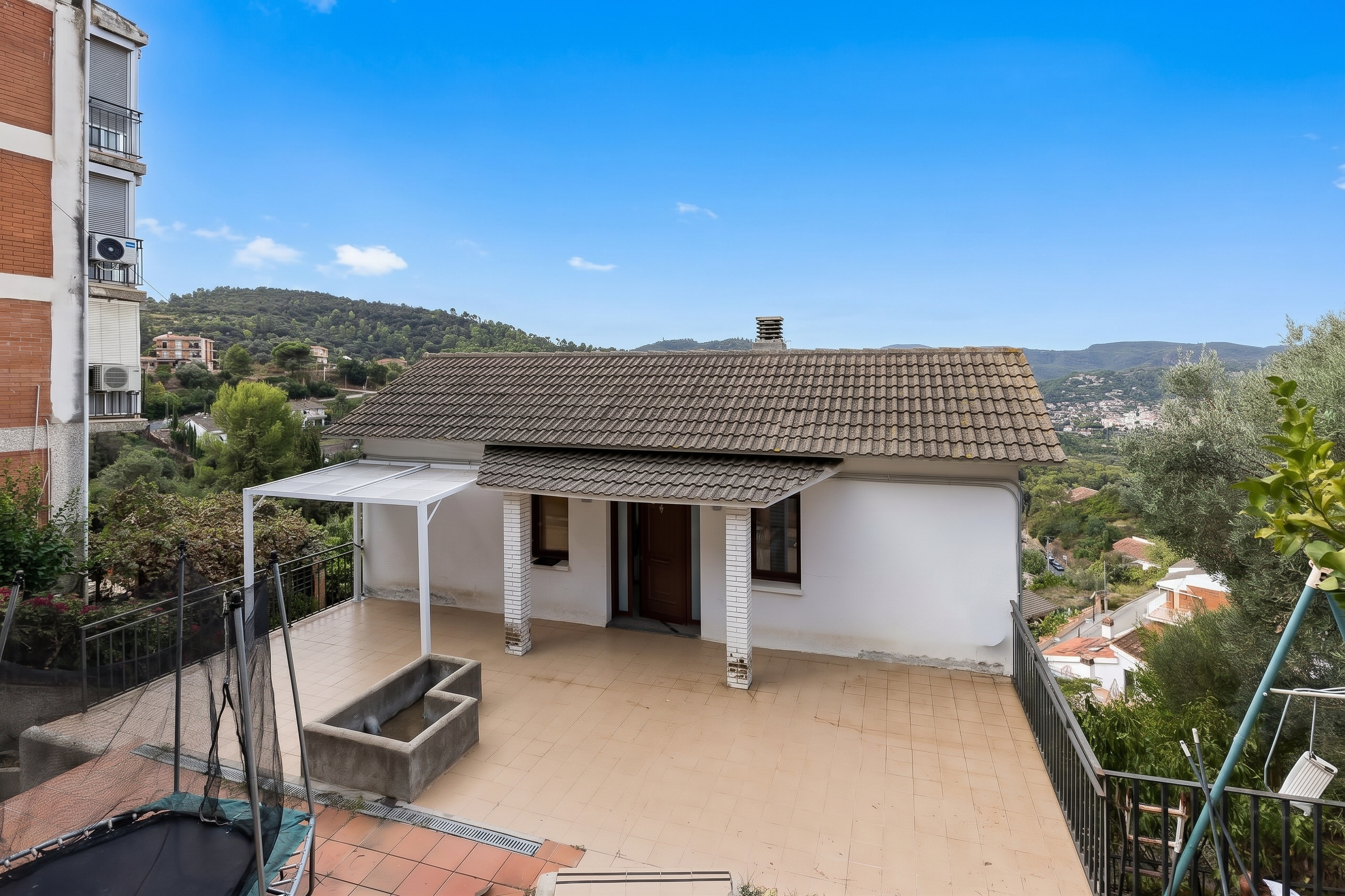 Detached house with panoramic views and a separate apartment in Cesalpina [AI-modified]