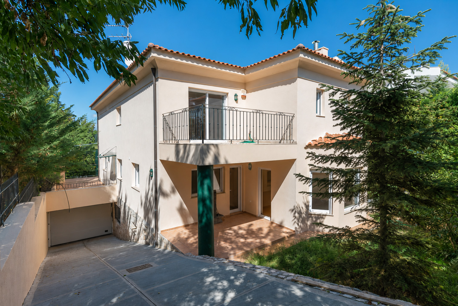 Exceptional detached house with large garden