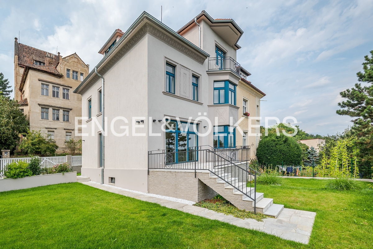 Sale of an inter-war-period villa 6+kt in the prestigious Hřebenky neighbourhood with views of Prague