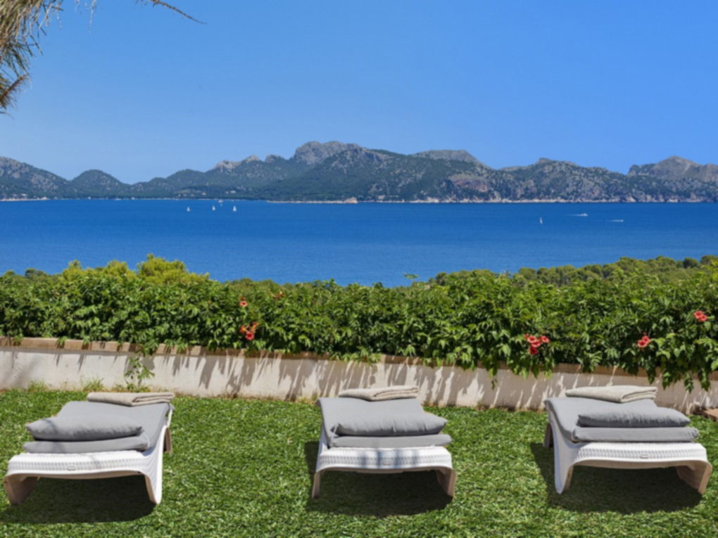 Spectacular villa with panoramic views to the sea