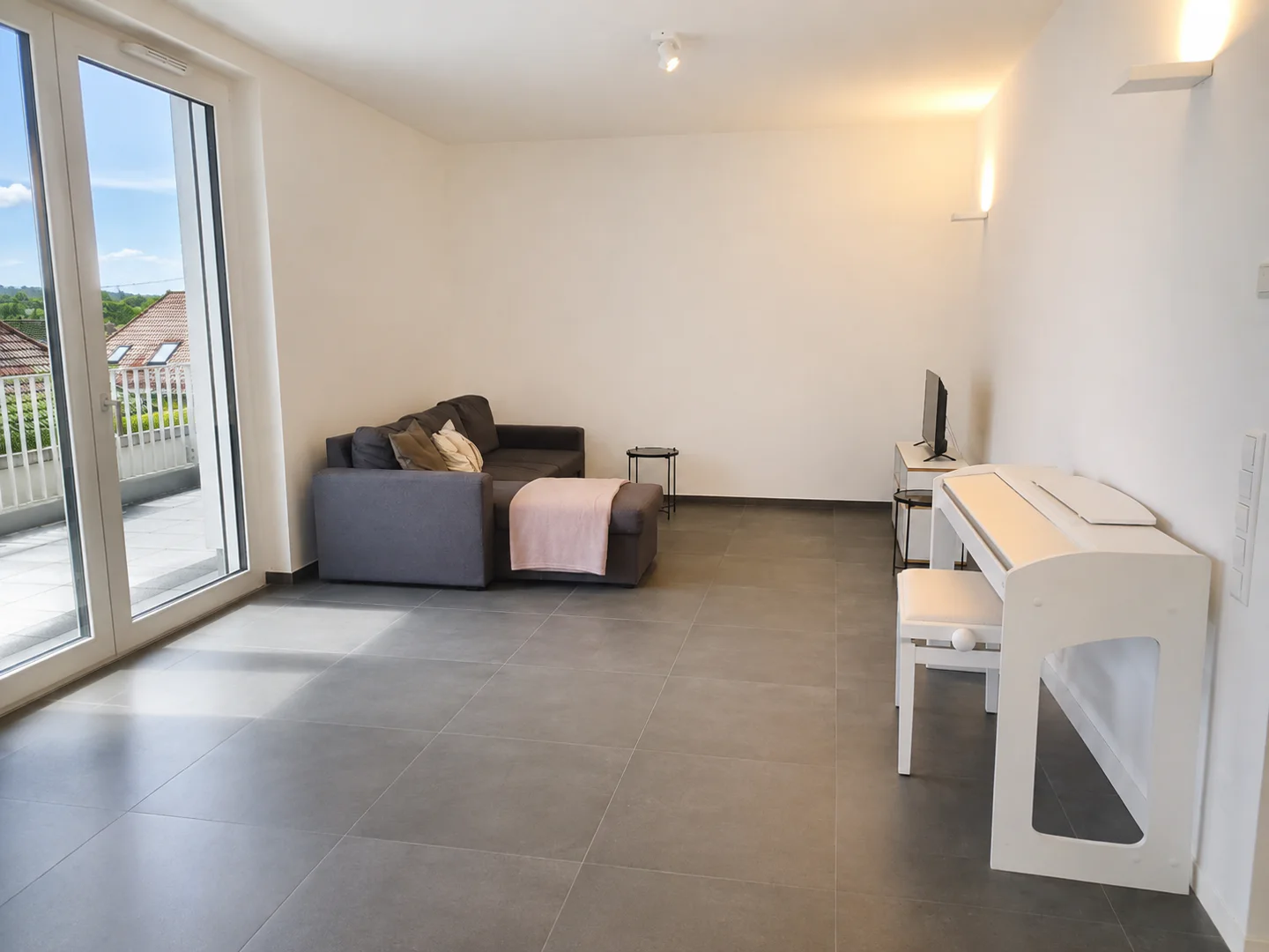 Edle 3-Zimmer-Penthouse-Wohnung mit Dachterrasse, auf Wunsch teilmöbliert - Photo 1