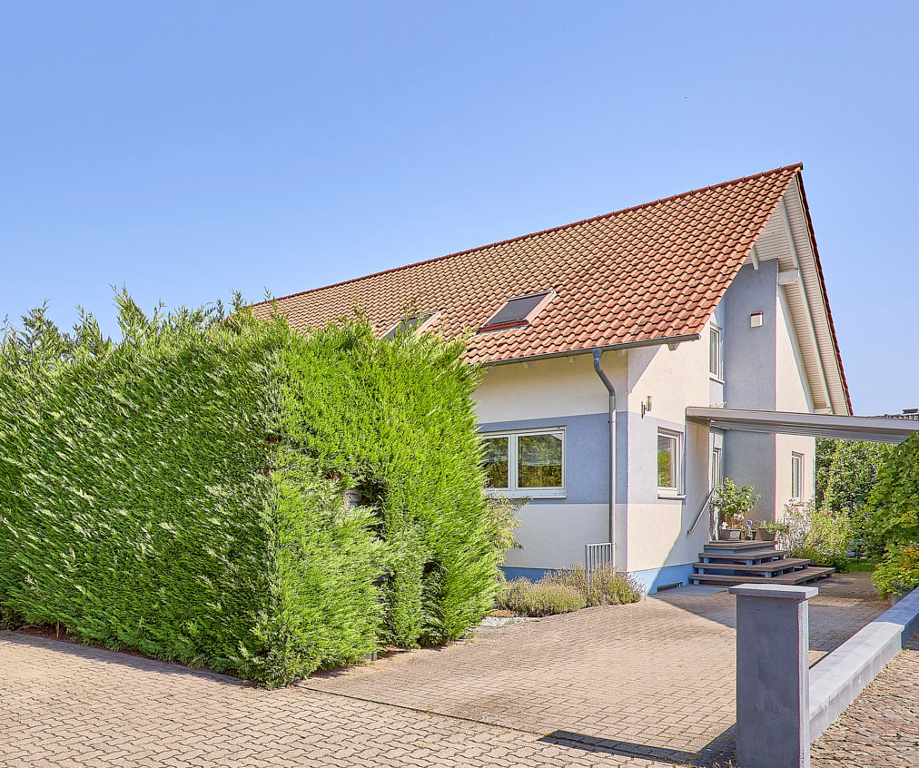 VERKAUFT: Freistehendes Einfamilienhaus: Viel Platz auf großem Grundstück mit Einliegerwohnung!