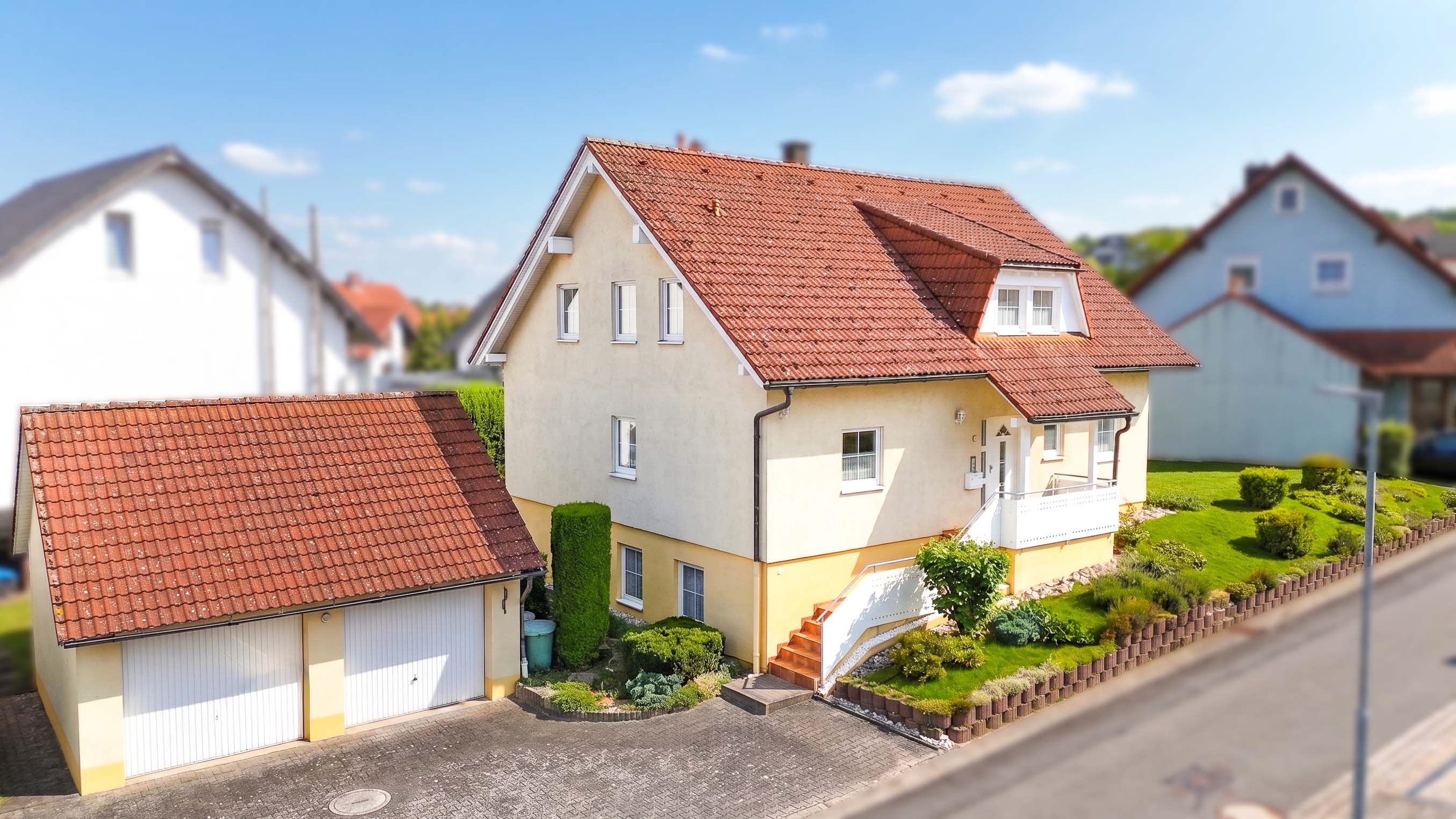 Naturnah wohnen & bequem pendeln – attraktives Zweifamilienhaus mit Bahnhof im Ort!