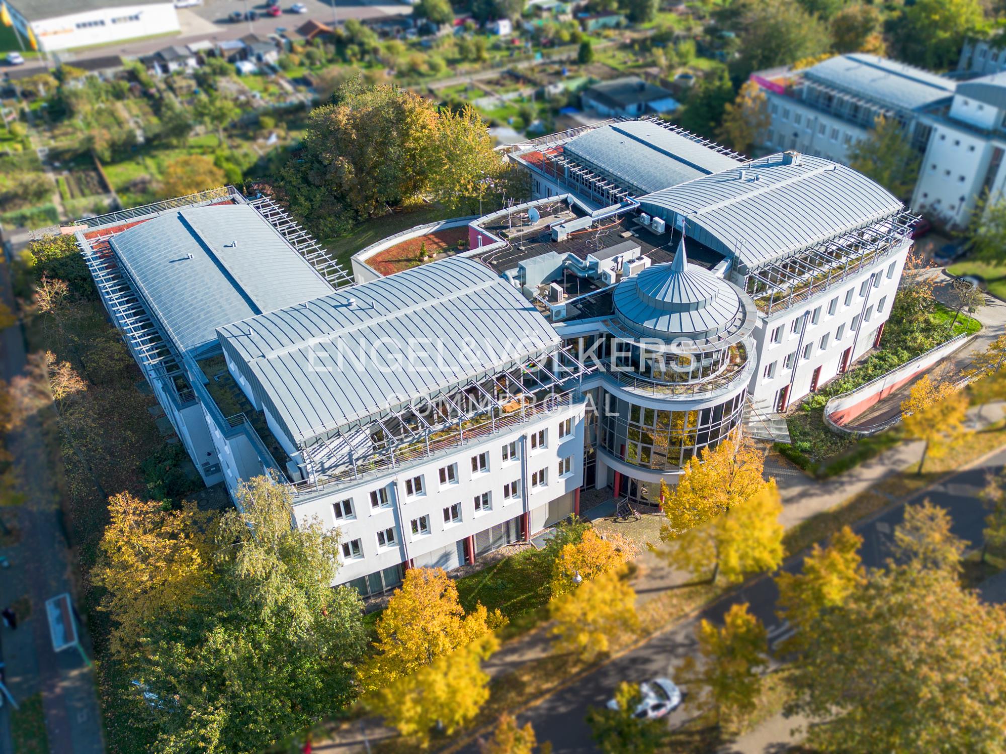 Klimatisierte Büroeinheit in modernem Geschäftskomplex