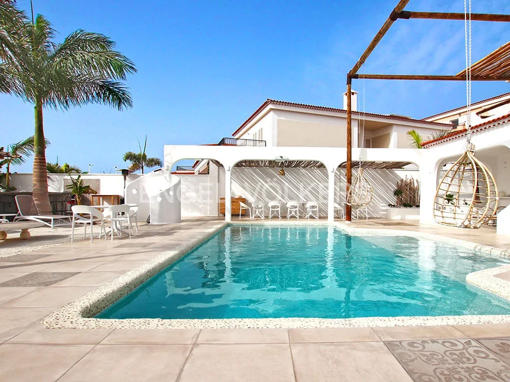 Villa im Ibiza–Stil mit Meerblick