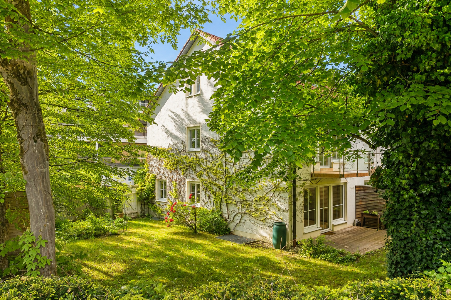 Bright, charming end-terrace house with 4.5 rooms and a large garden in Menterschwaige