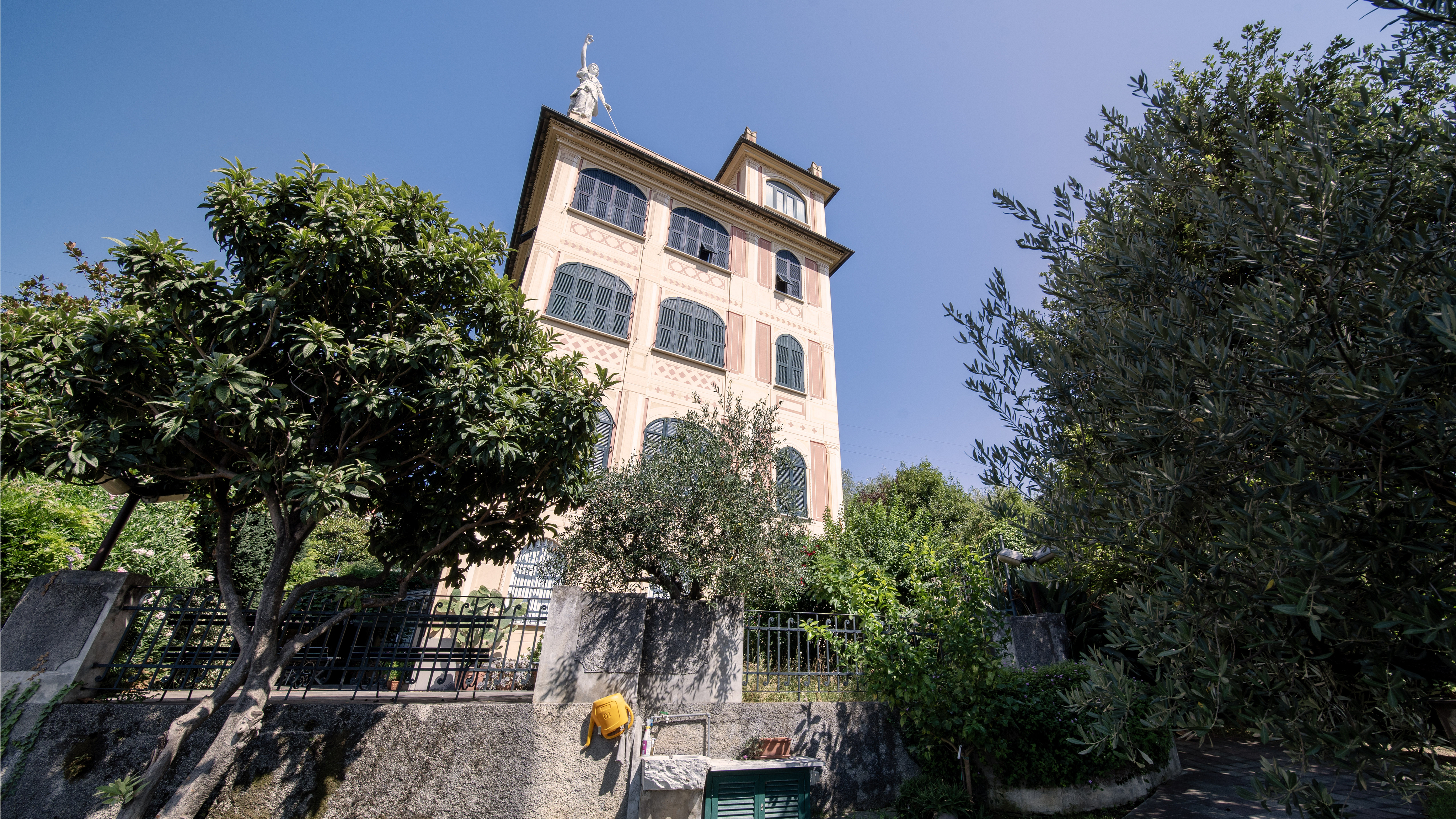 Elegant three-room apartment in a historic villa with parking space