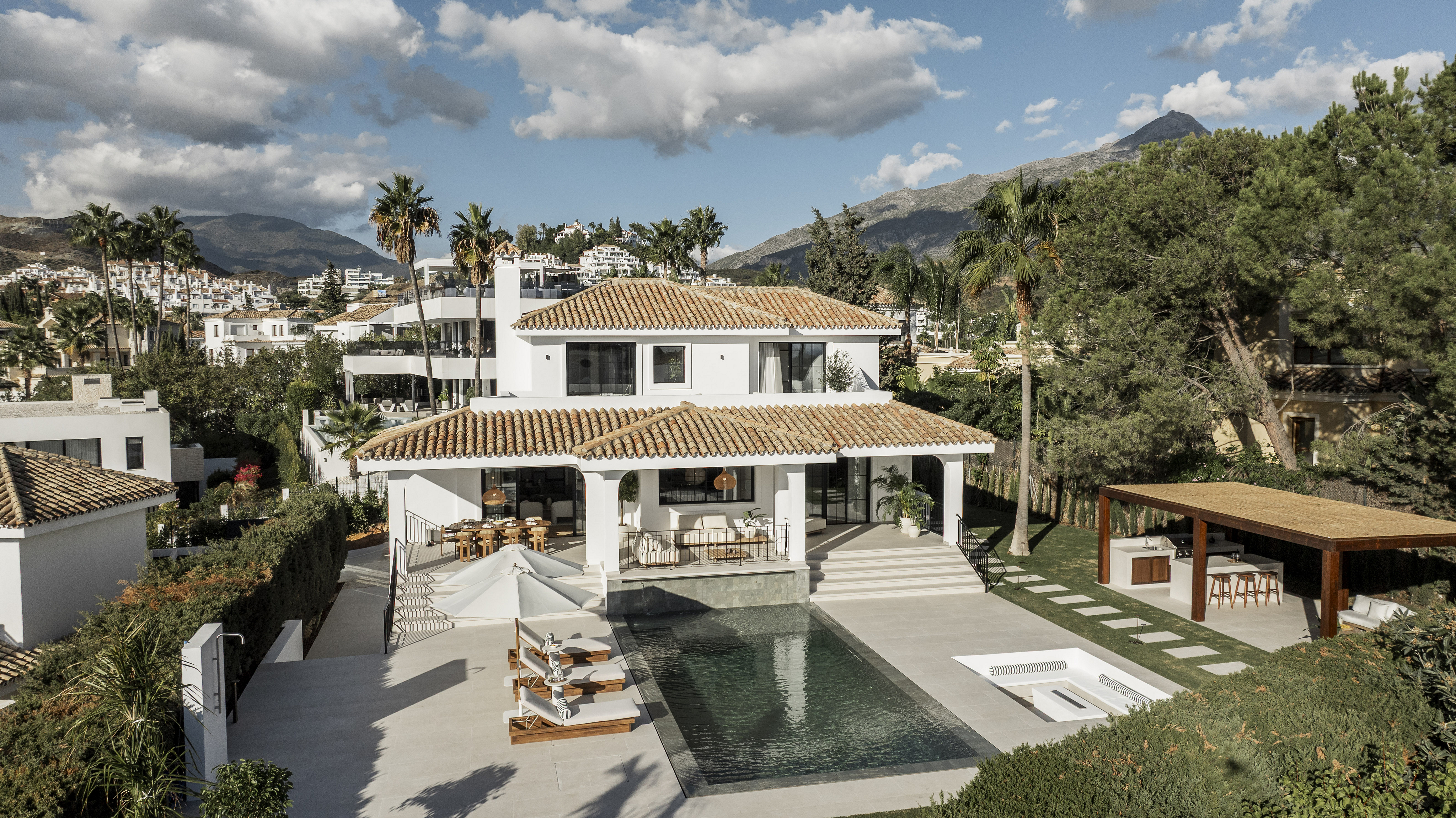 Contemporary Luxury Villa with Panoramic Sea, Golf & Mountain Views in Nueva Andalucía